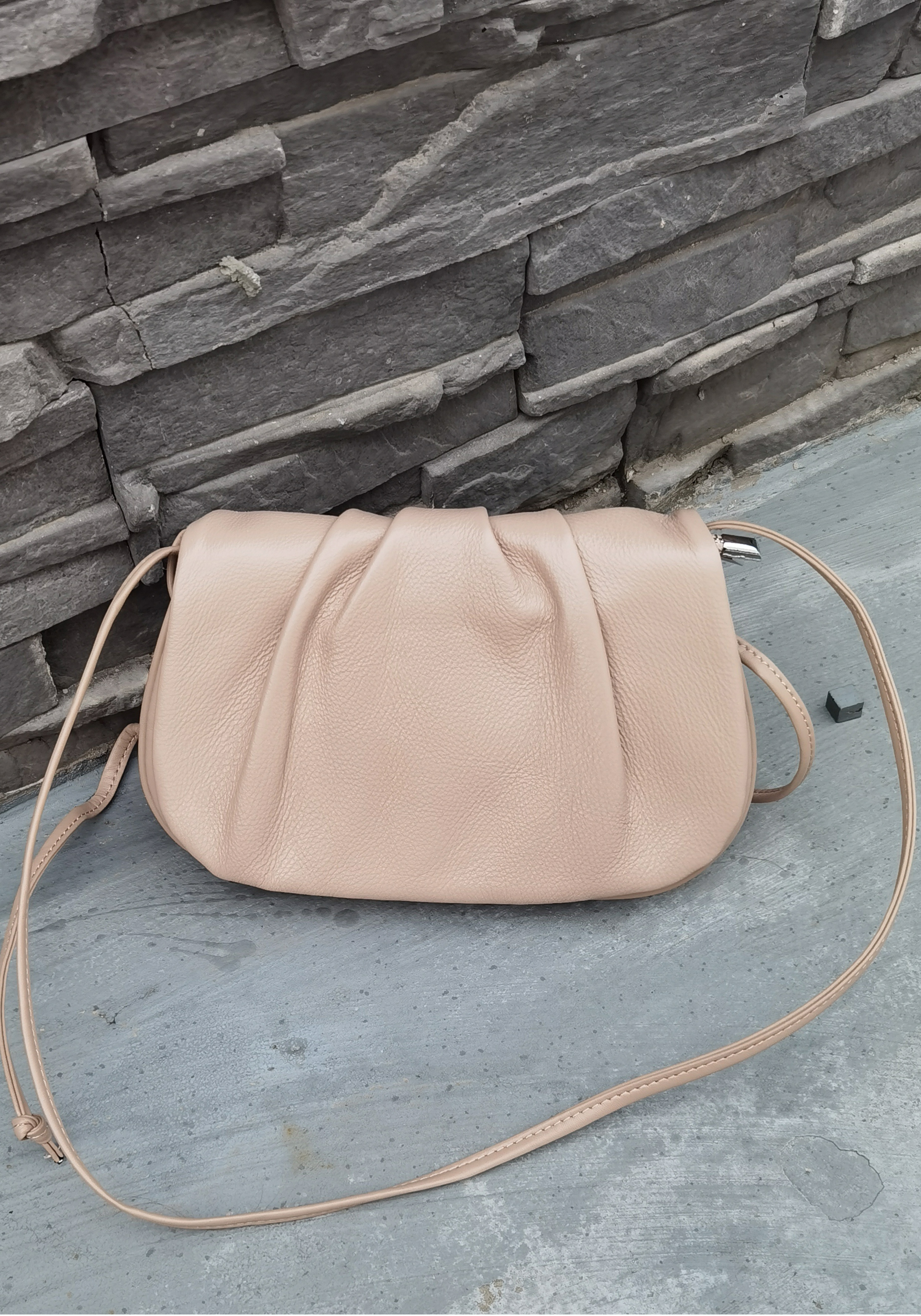 На фото 1 - Женская  сумка-седло из натуральной кожи, цвет пудра