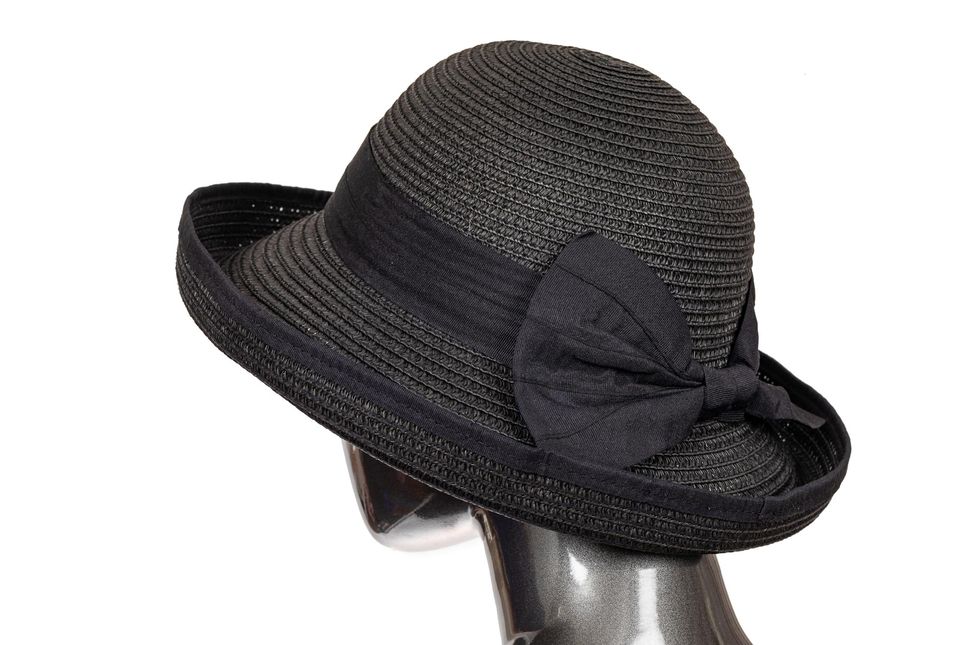 На фото 1 - Соломенная летняя шляпка черного цвета с бантом