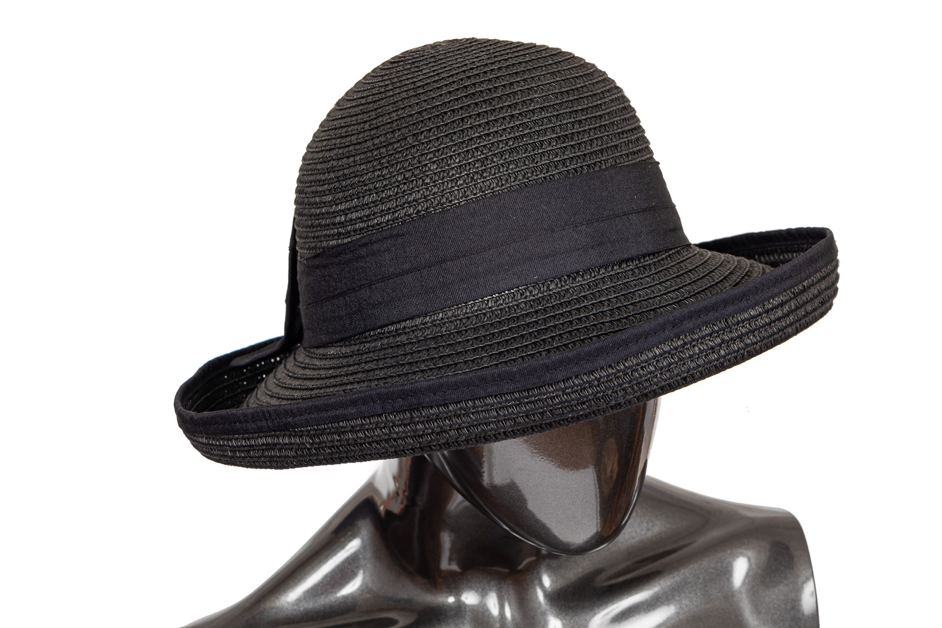 На фото 2 - Соломенная летняя шляпка черного цвета с бантом