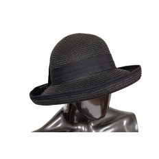 На фото 2 - Соломенная летняя шляпка черного цвета с бантом
