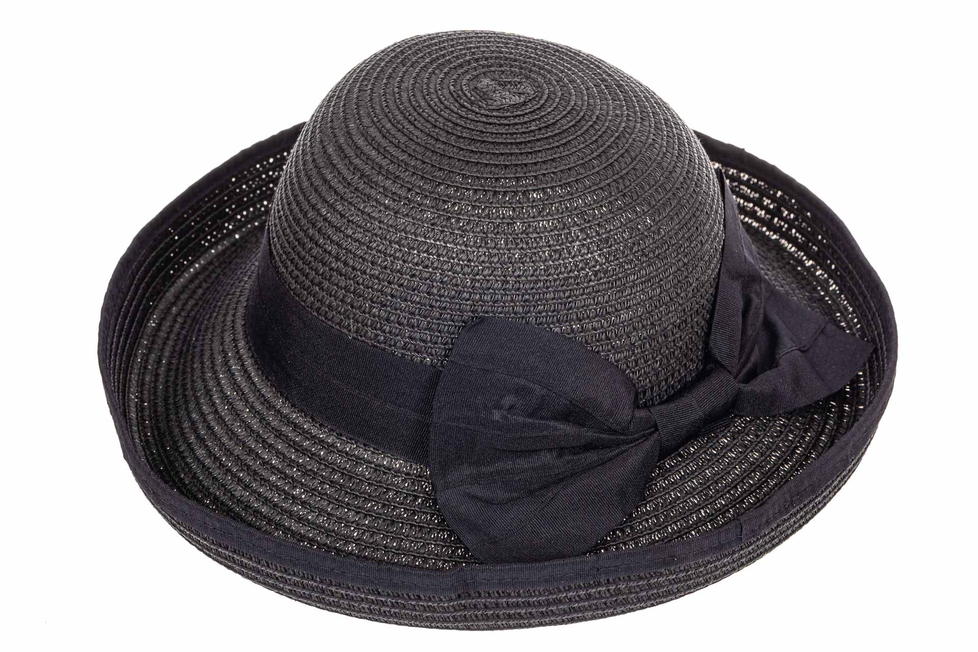 На фото 3 - Соломенная летняя шляпка черного цвета с бантом
