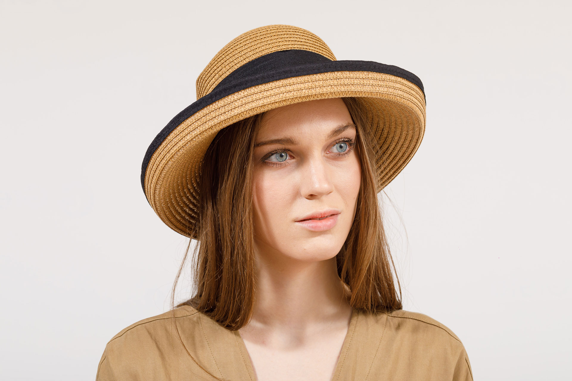 На фото 4 - Соломенная летняя шляпка черного цвета с бантом