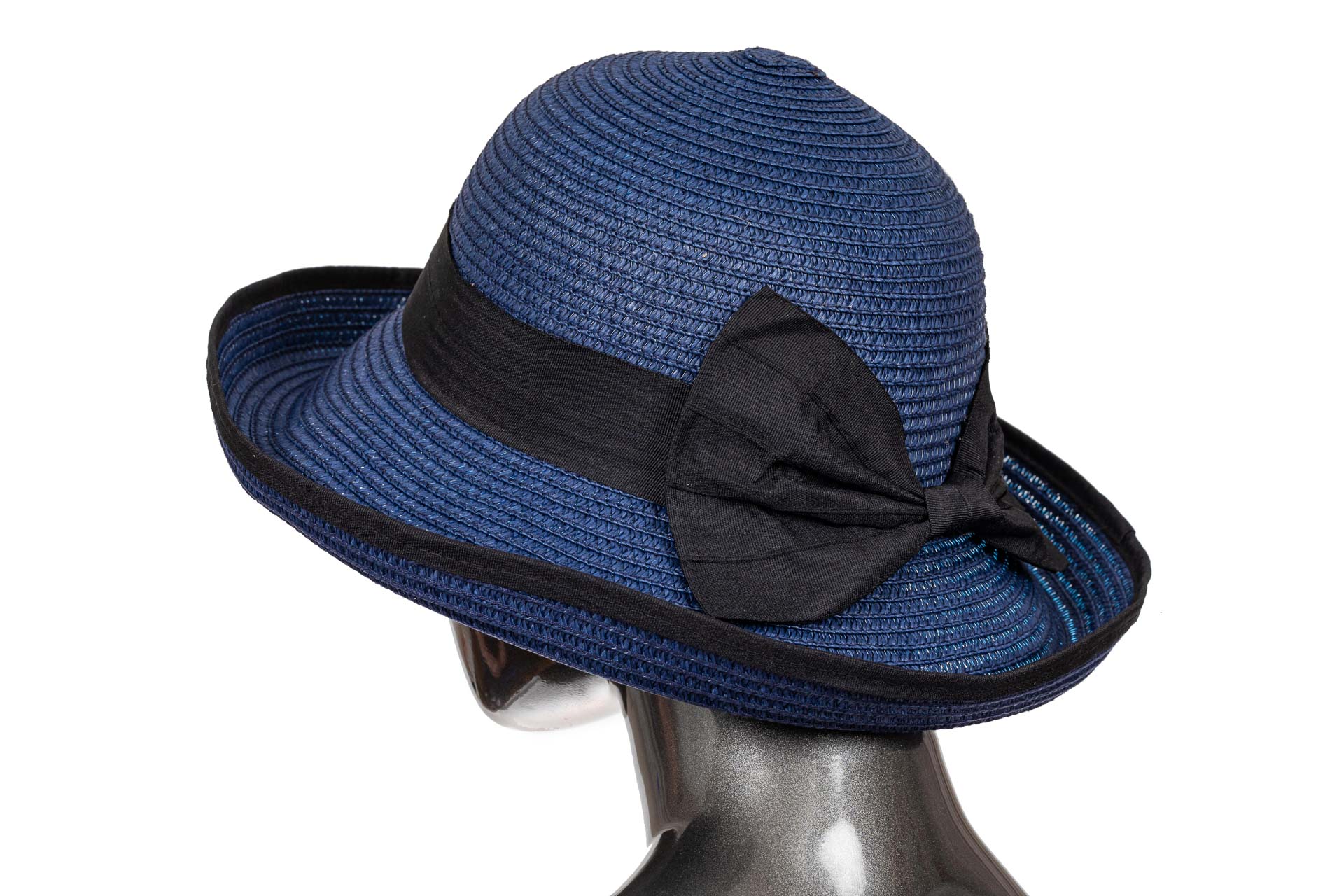 На фото 1 - Соломенная летняя шляпка синего цвета