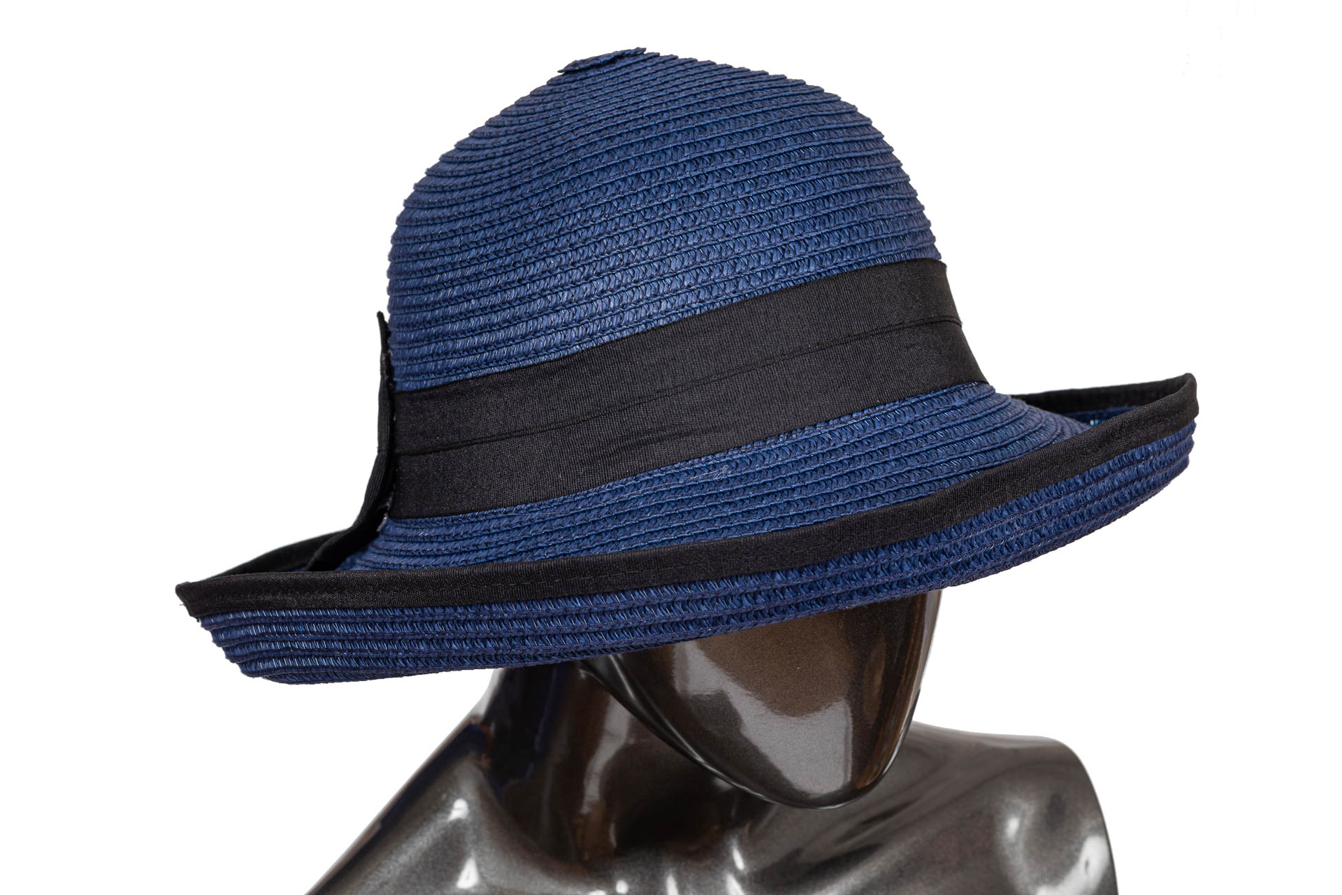 На фото 2 - Соломенная летняя шляпка синего цвета