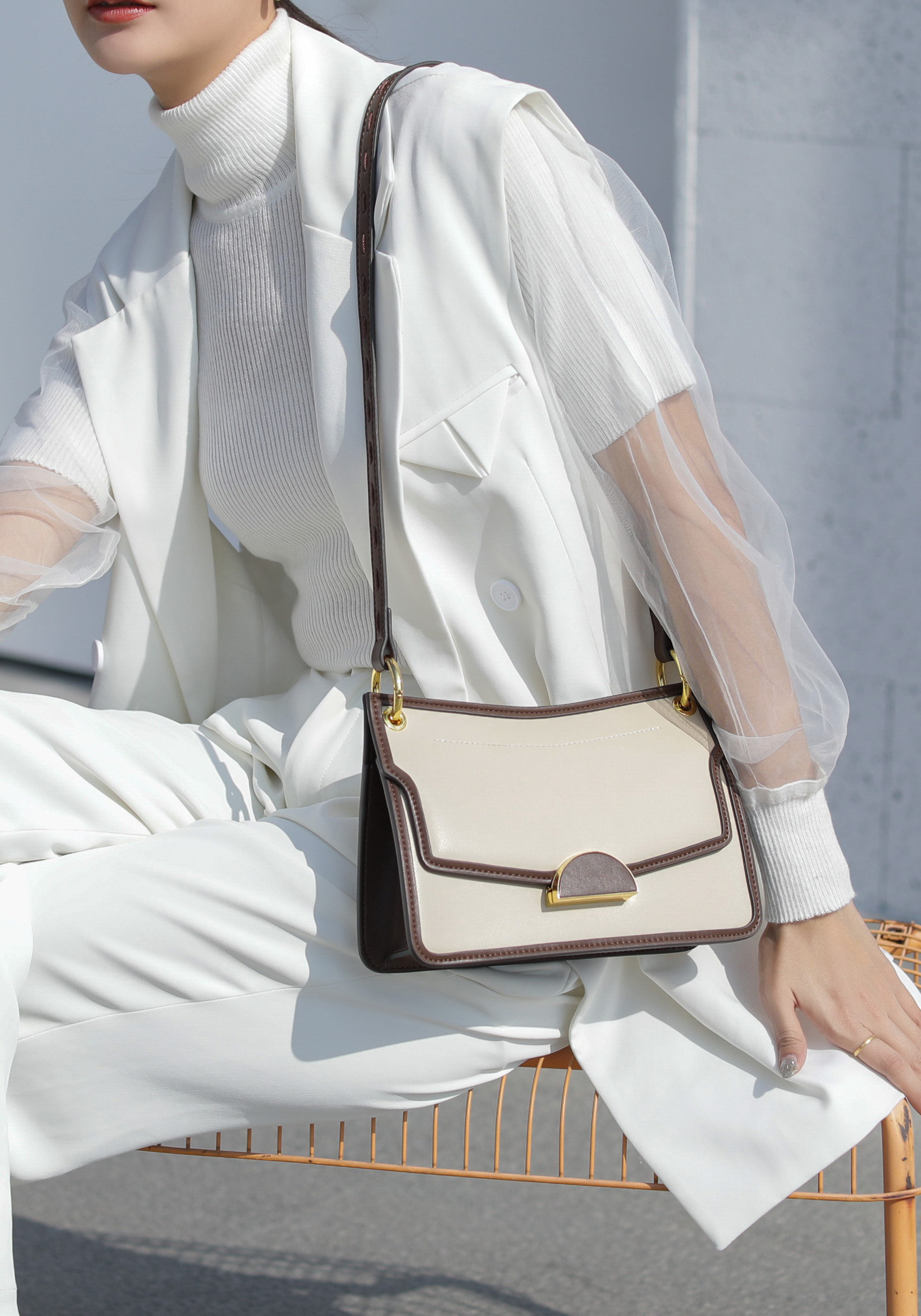 На фото 3 - Женская кожаная сумка кросс-боди, цвет бежевый