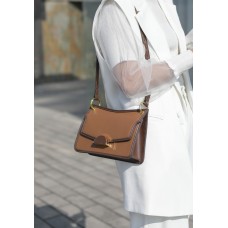 На фото 1 - Женская кожаная сумка кросс-боди, цвет коричневый