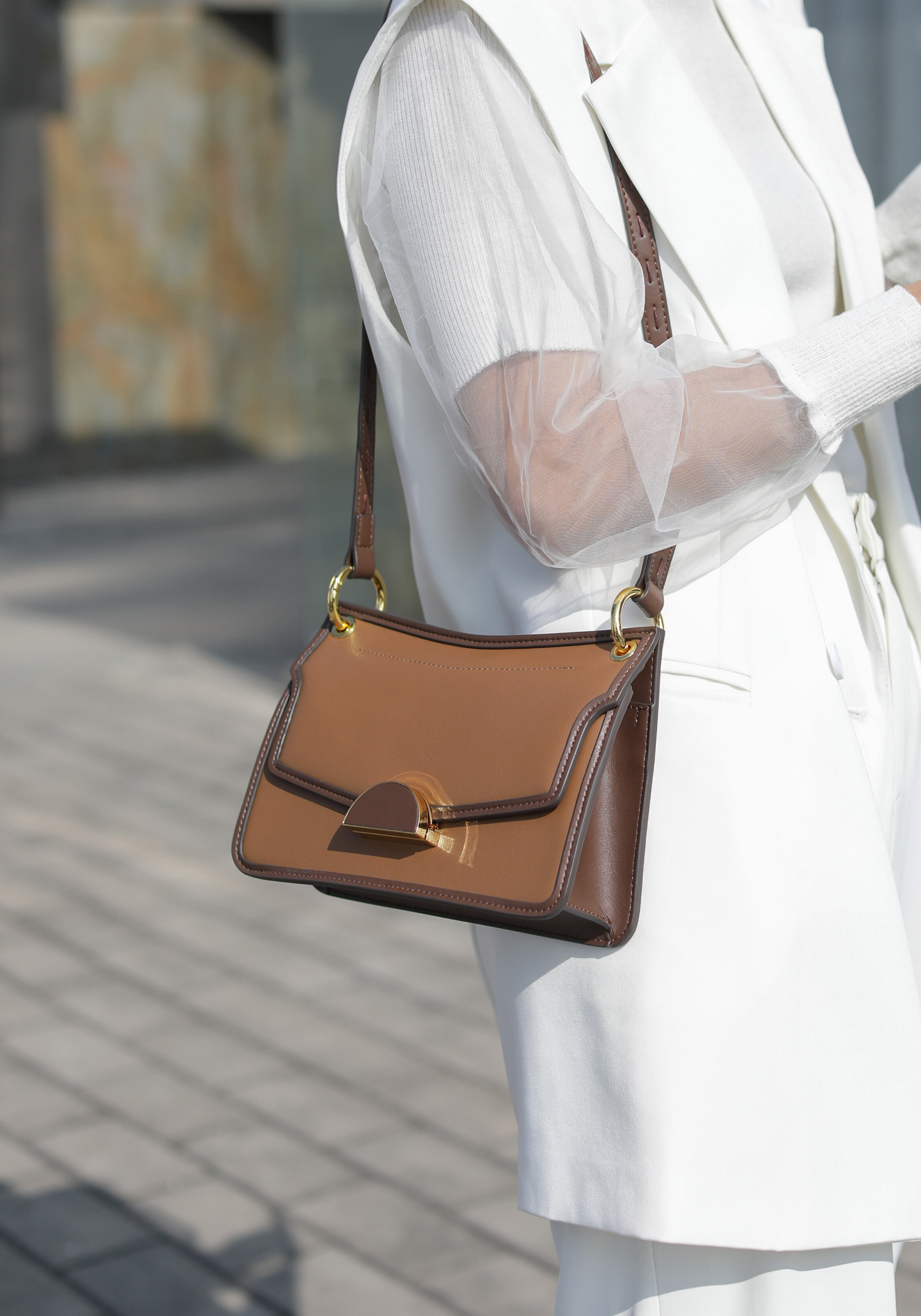 На фото 1 - Женская кожаная сумка кросс-боди, цвет коричневый