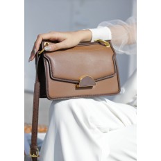 На фото 2 - Женская кожаная сумка кросс-боди, цвет коричневый