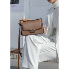 На фото 3 - Женская кожаная сумка кросс-боди, цвет коричневый