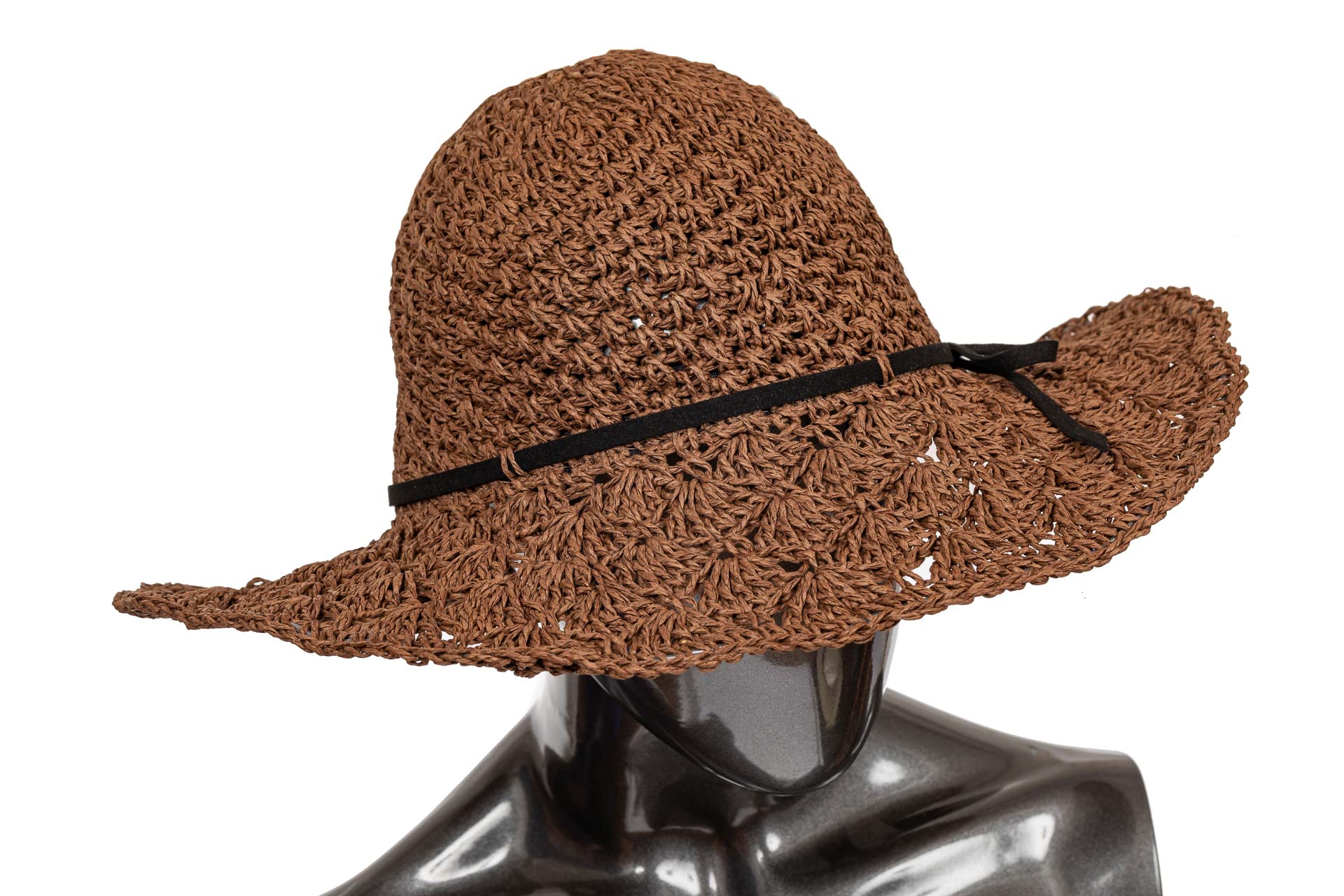 На фото 2 - Ажурная летняя шляпка шоколадного цвета с чёрным бантом