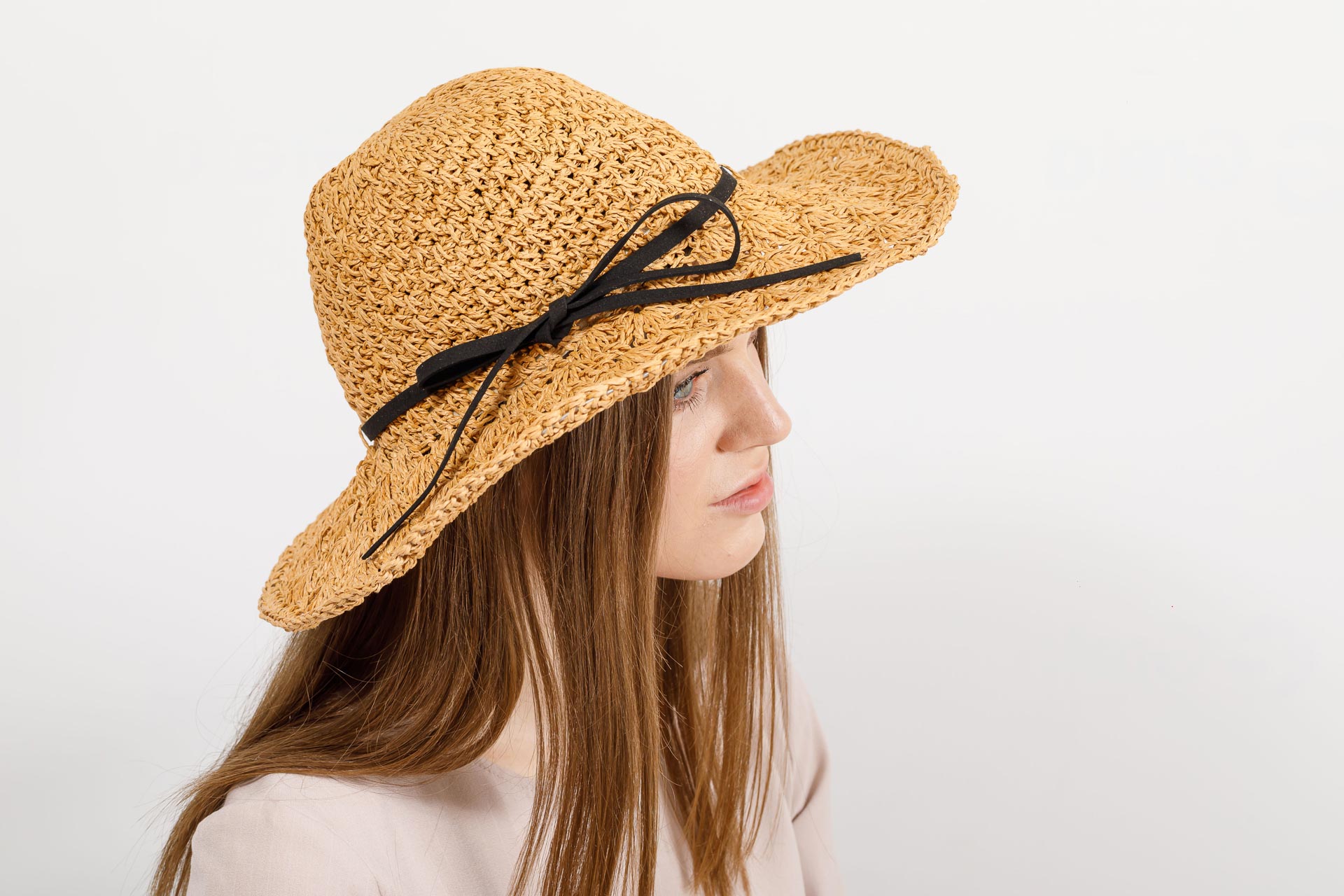 На фото 4 - Ажурная летняя шляпка шоколадного цвета с чёрным бантом