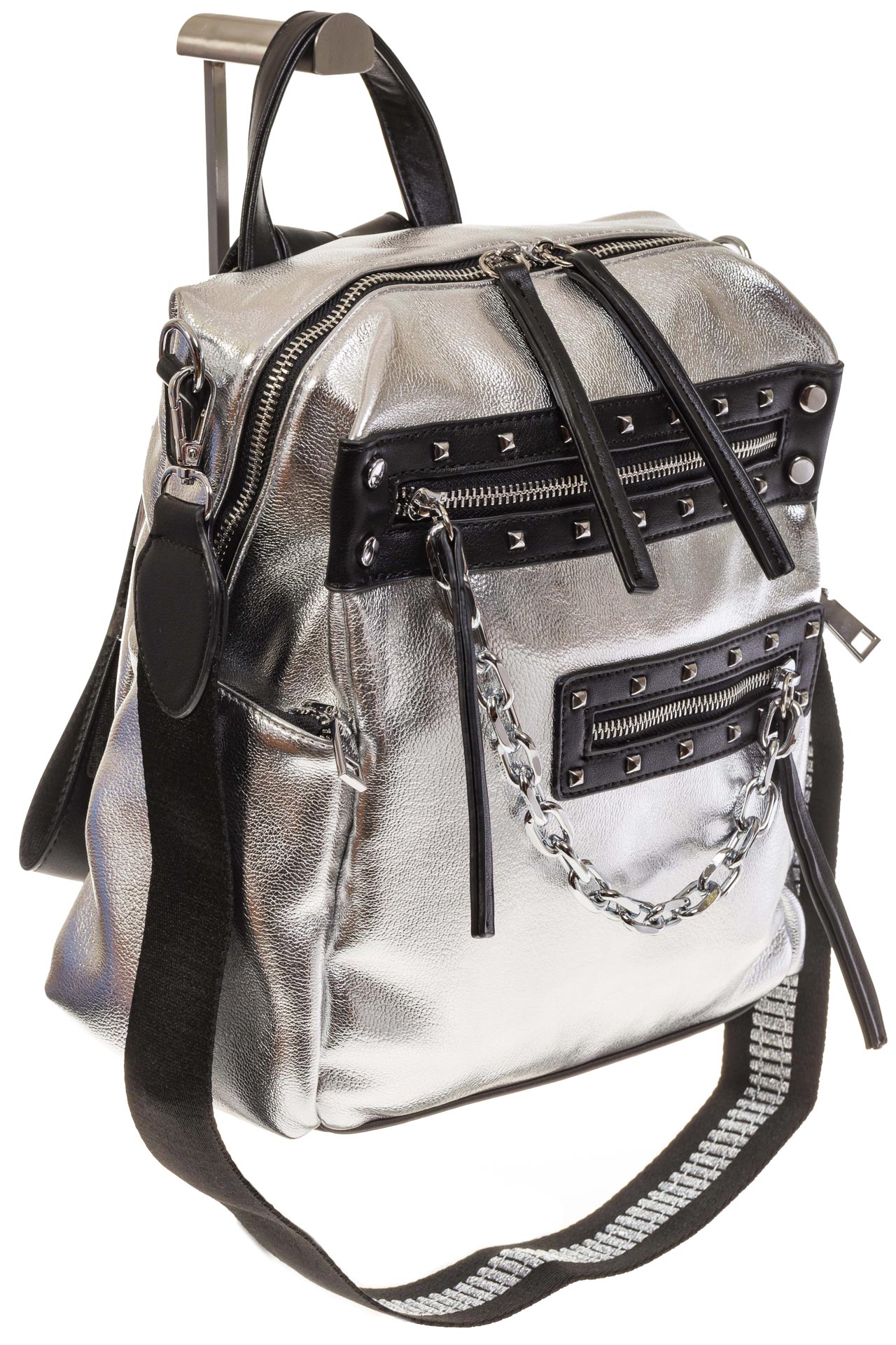 На фото 1 - Рюкзак в стиле рок-н-рол из искусственной кожи, цвет серебро с черным