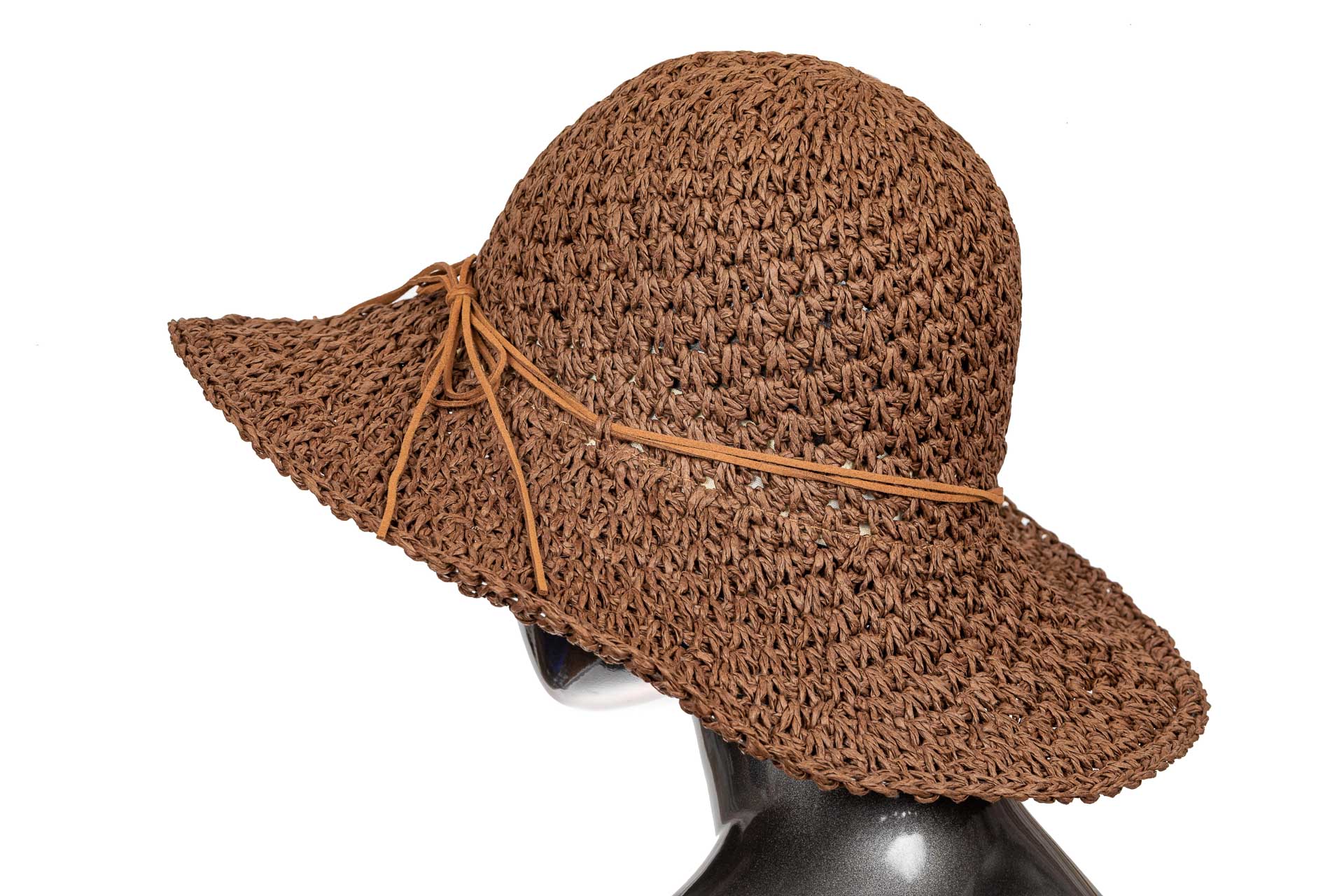 На фото 1 - Летняя ажурная шляпка шоколадного цвета со шнурком-бантом