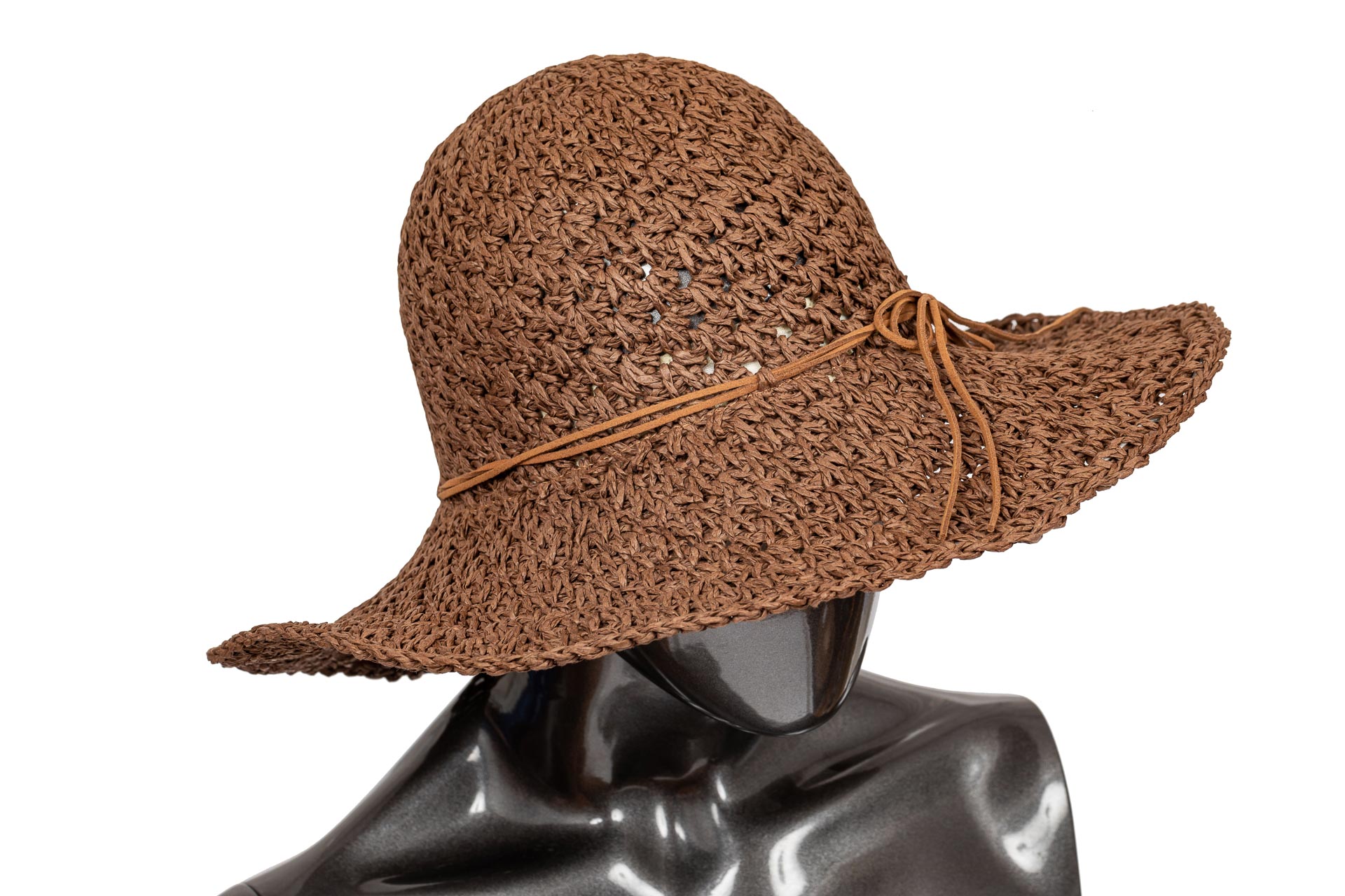 На фото 2 - Летняя ажурная шляпка шоколадного цвета со шнурком-бантом