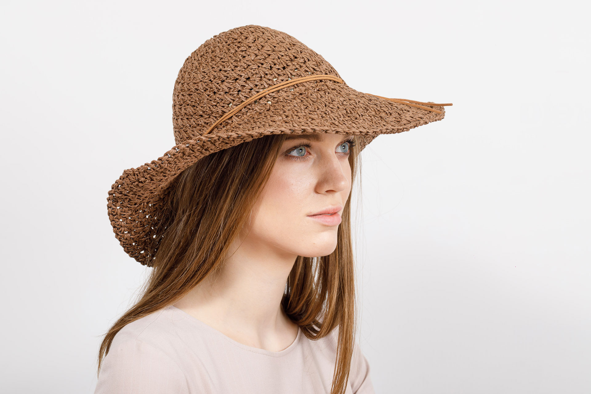 На фото 4 - Летняя ажурная шляпка шоколадного цвета со шнурком-бантом