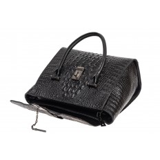 На фото 4 - Женская кожаная сумка с фактурой крокодила и подвеской, цвет чёрный