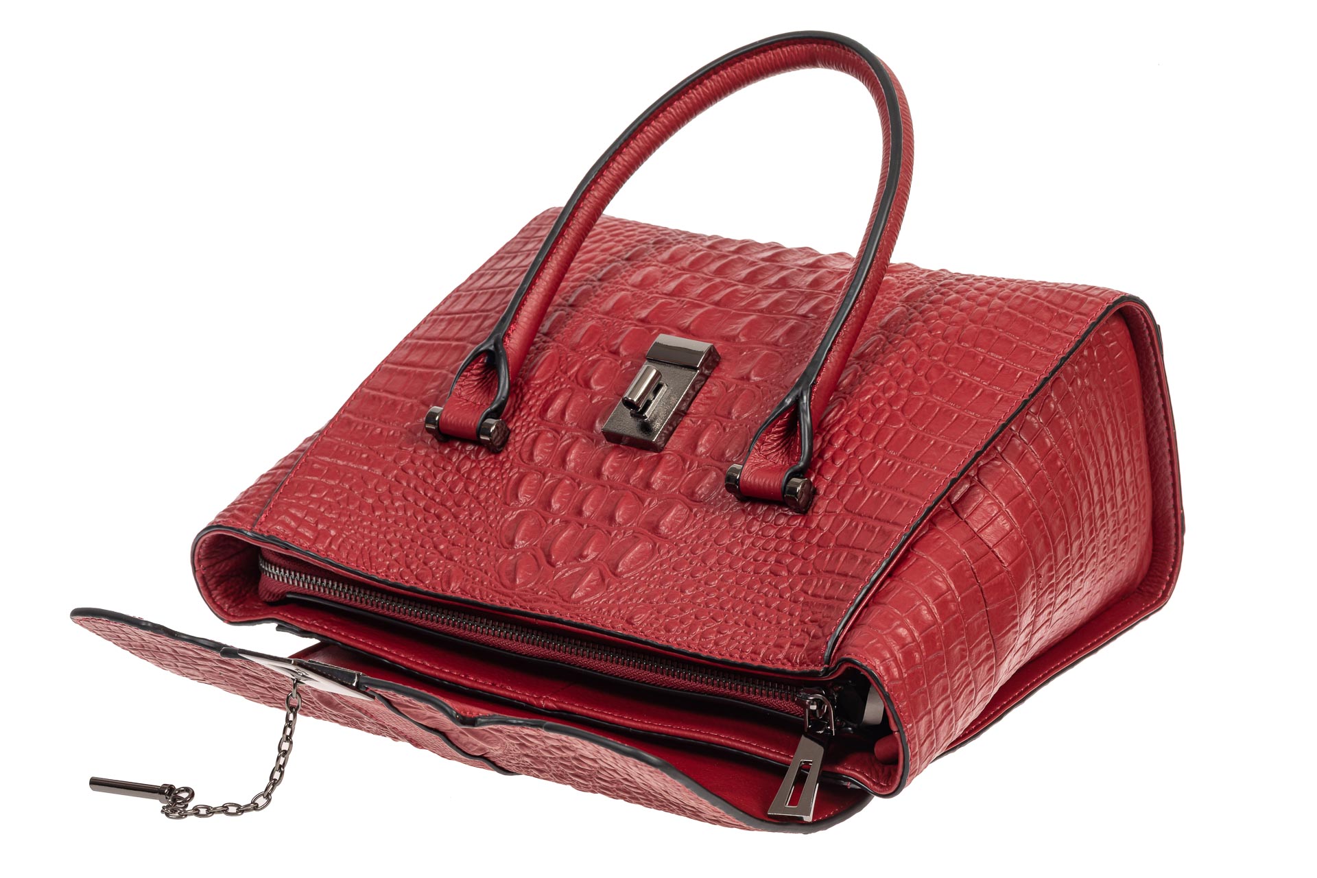 На фото 4 - Женская кожаная сумка с фактурой крокодила и подвеской, цвет бордовый