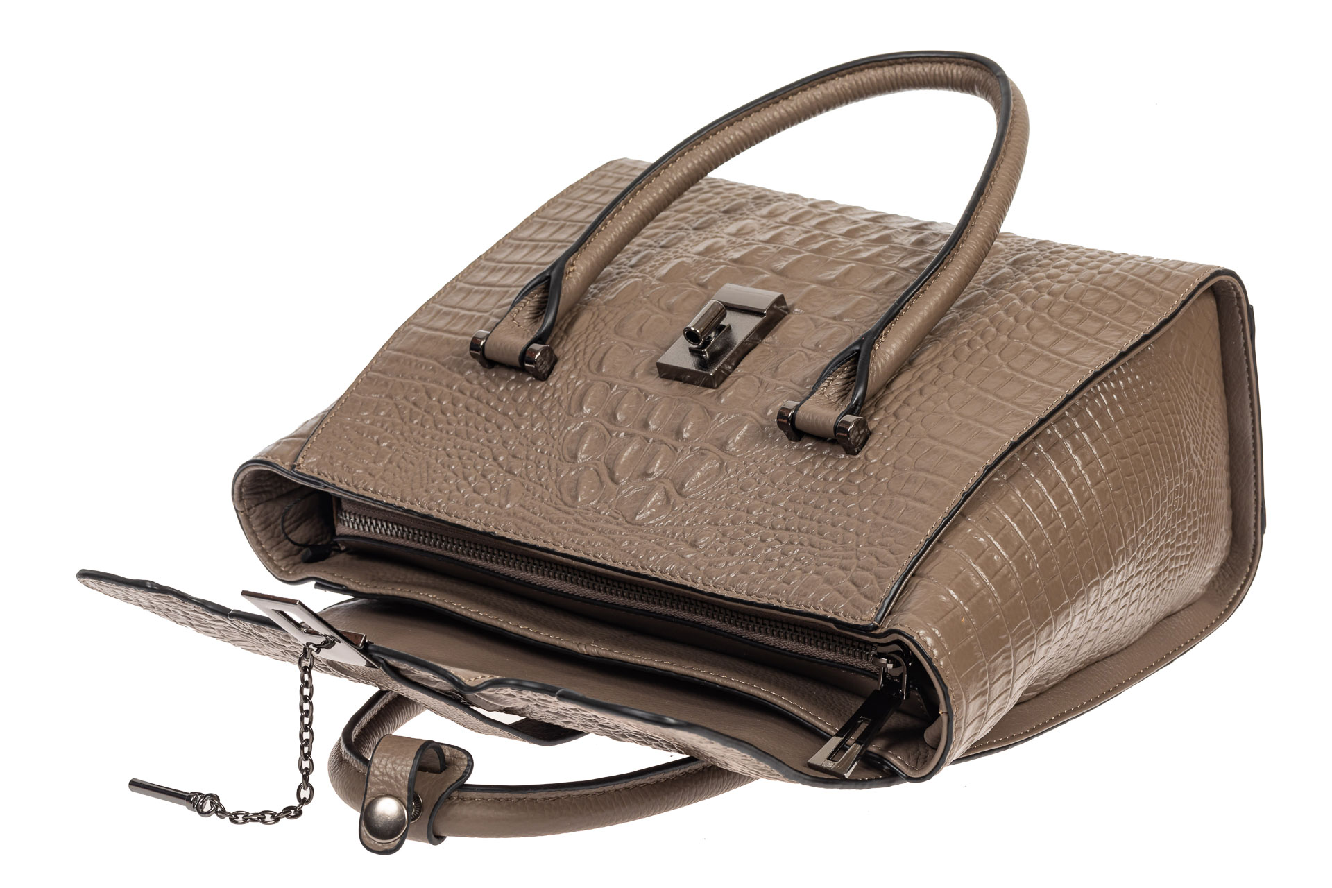 На фото 4 - Женская кожаная сумка с фактурой крокодила и подвеской, цвет какао