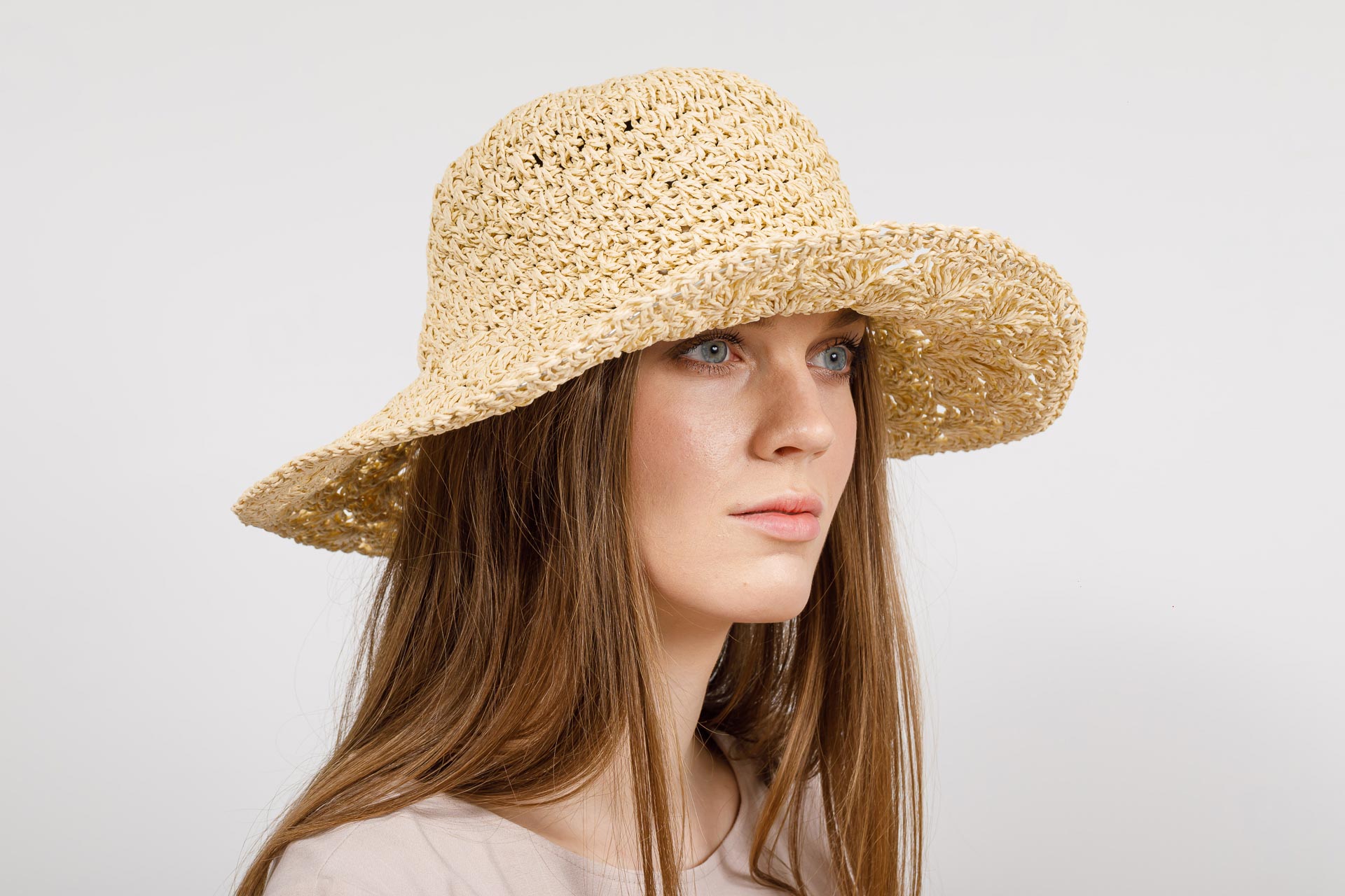 На фото 4 - Летняя шляпка с ажурным плетением коричневого цвета