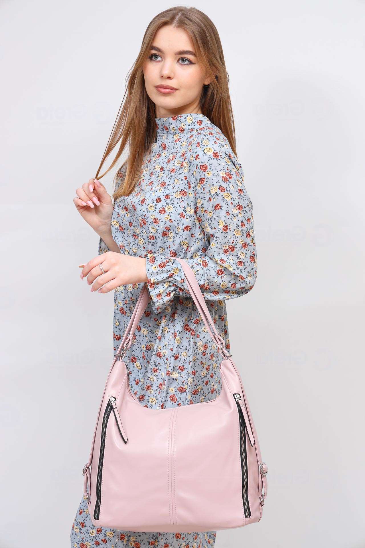 На фото 1 - Женская сумка хобо из искусственной кожи, цвет розовый