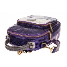 На фото 4 - Женский рюкзак из кожи с тиснением, цвет фиолетовый