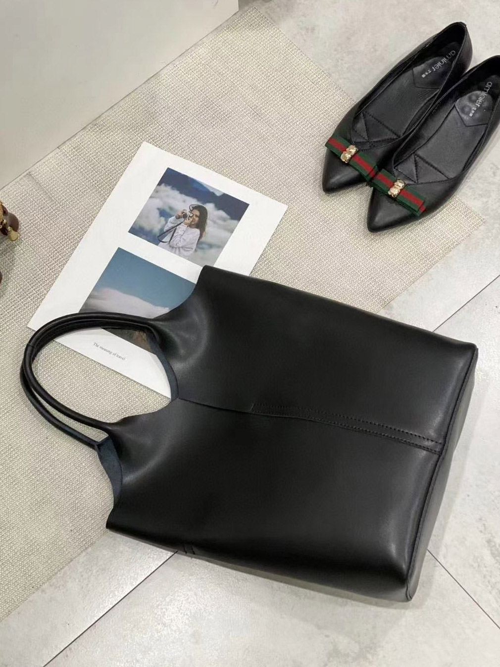 На фото 1 -  Кожаная сумка шоппер, цвет черный