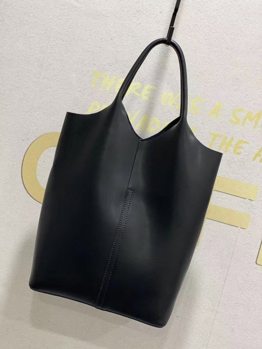 На фото 2 -  Кожаная сумка шоппер, цвет черный