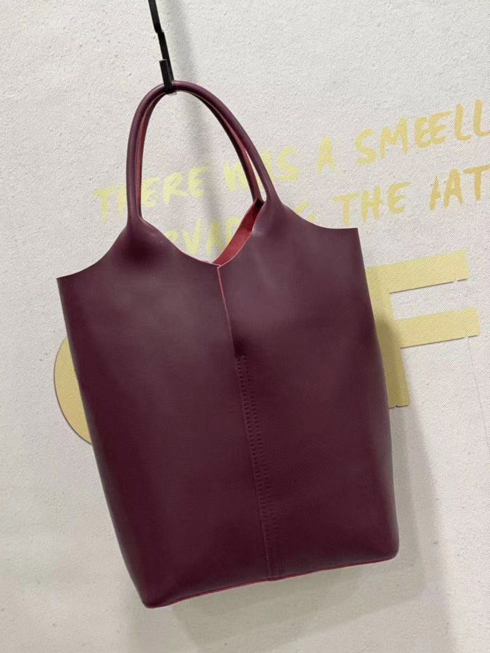 На фото 1 -  Кожаная сумка шоппер, цвет бордовый