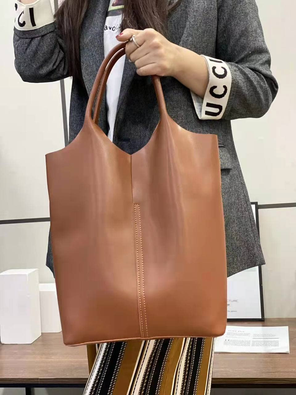 На фото 2 - Кожаная сумка шоппер, цвет рыжий