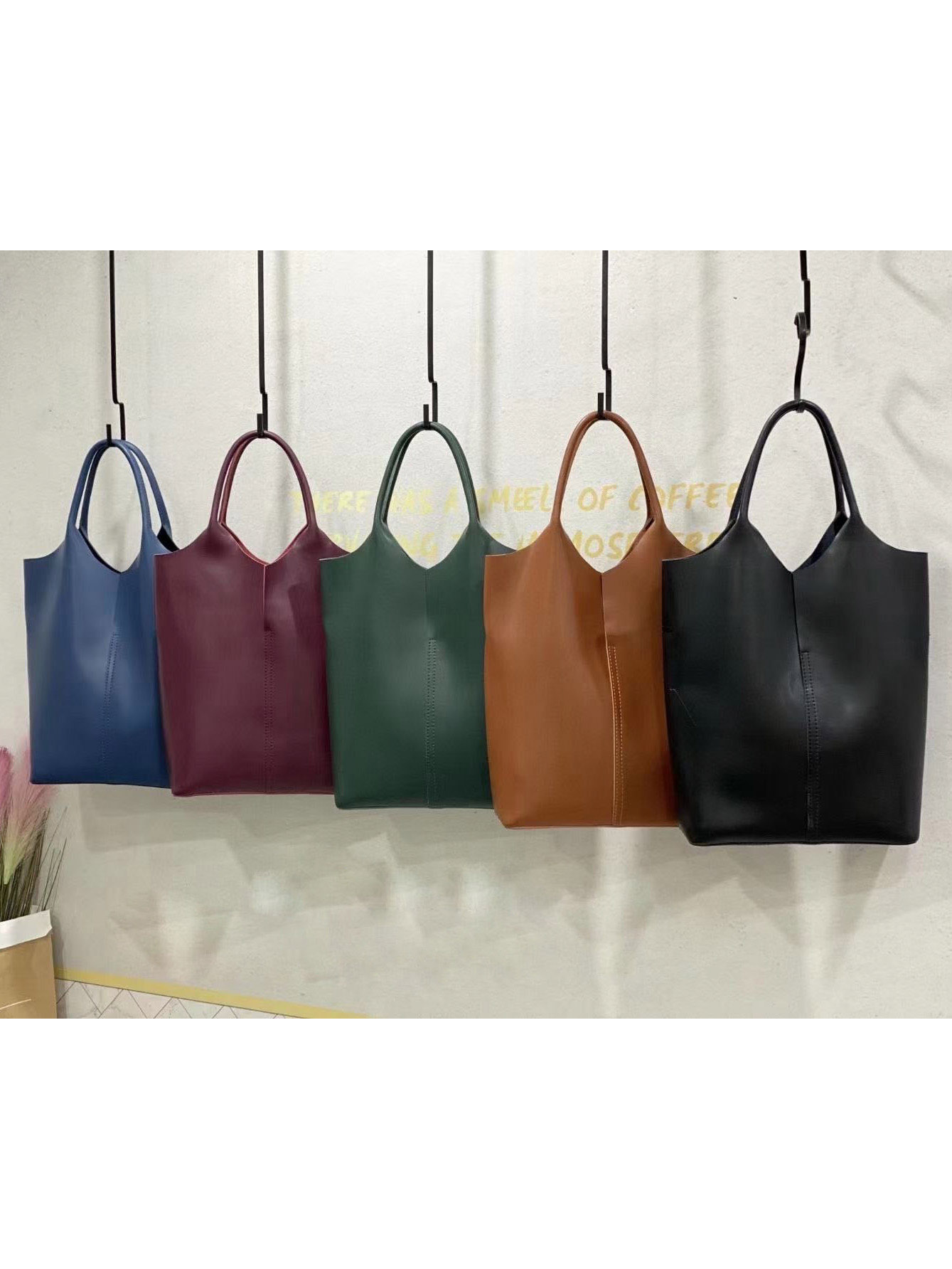 На фото 3 - Кожаная сумка шоппер, цвет рыжий