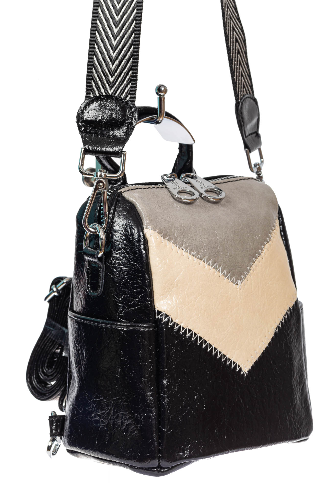 На фото 1 - Женская сумка-рюкзак из экокожи, цвет чёрный с серым и молочным