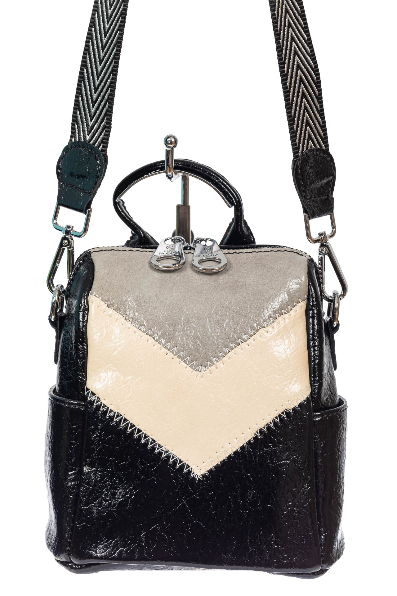 На фото 2 - Женская сумка-рюкзак из экокожи, цвет чёрный с серым и молочным