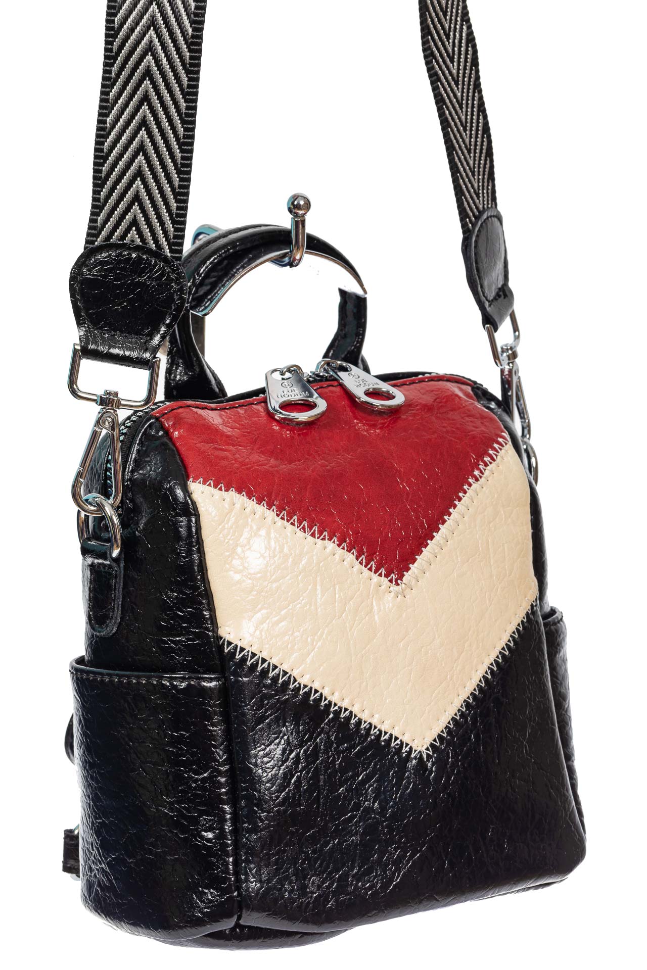 На фото 1 - Женская сумка-рюкзак из экокожи, цвет чёрный с красным и молочным