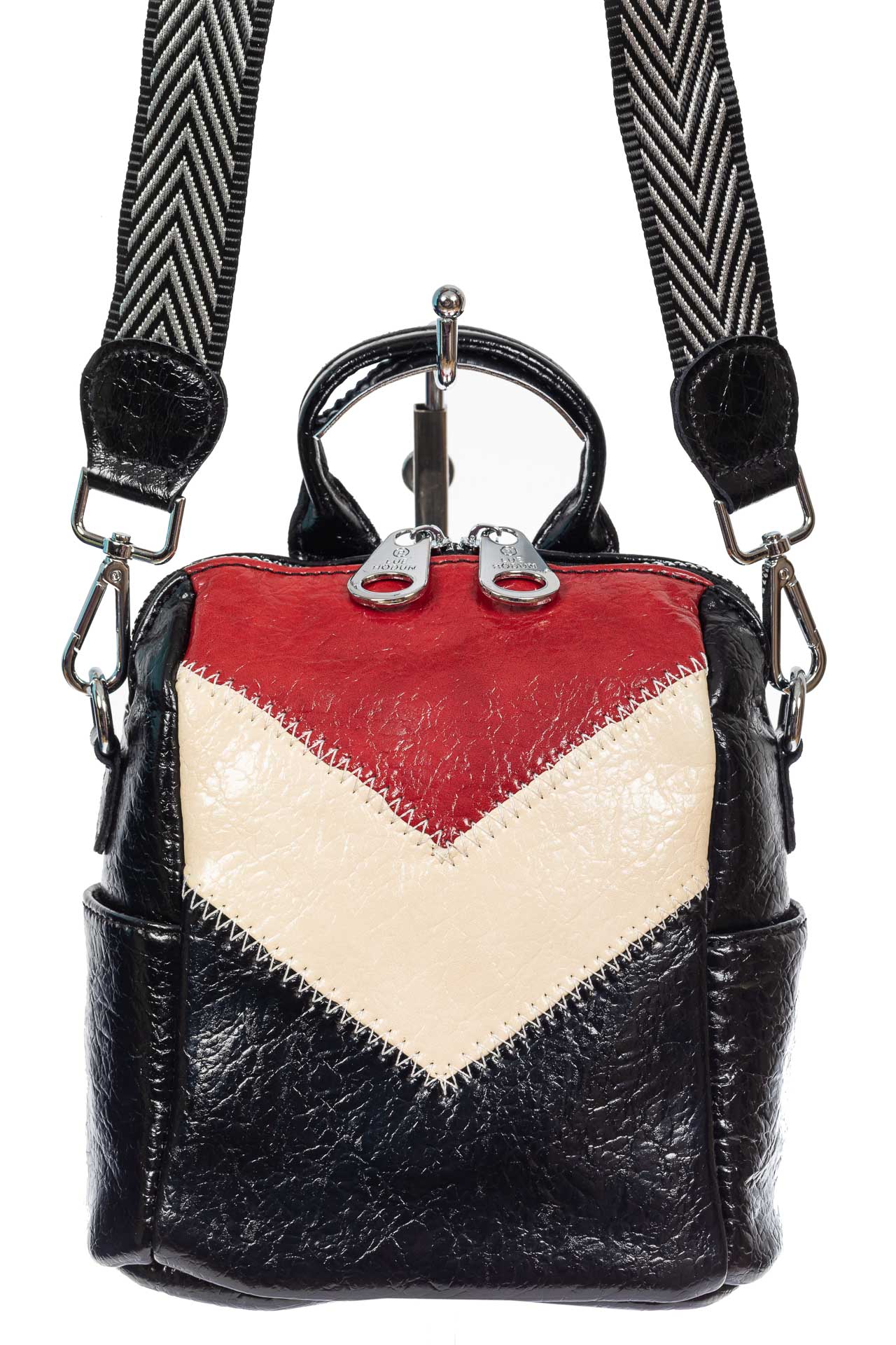 На фото 2 - Женская сумка-рюкзак из экокожи, цвет чёрный с красным и молочным