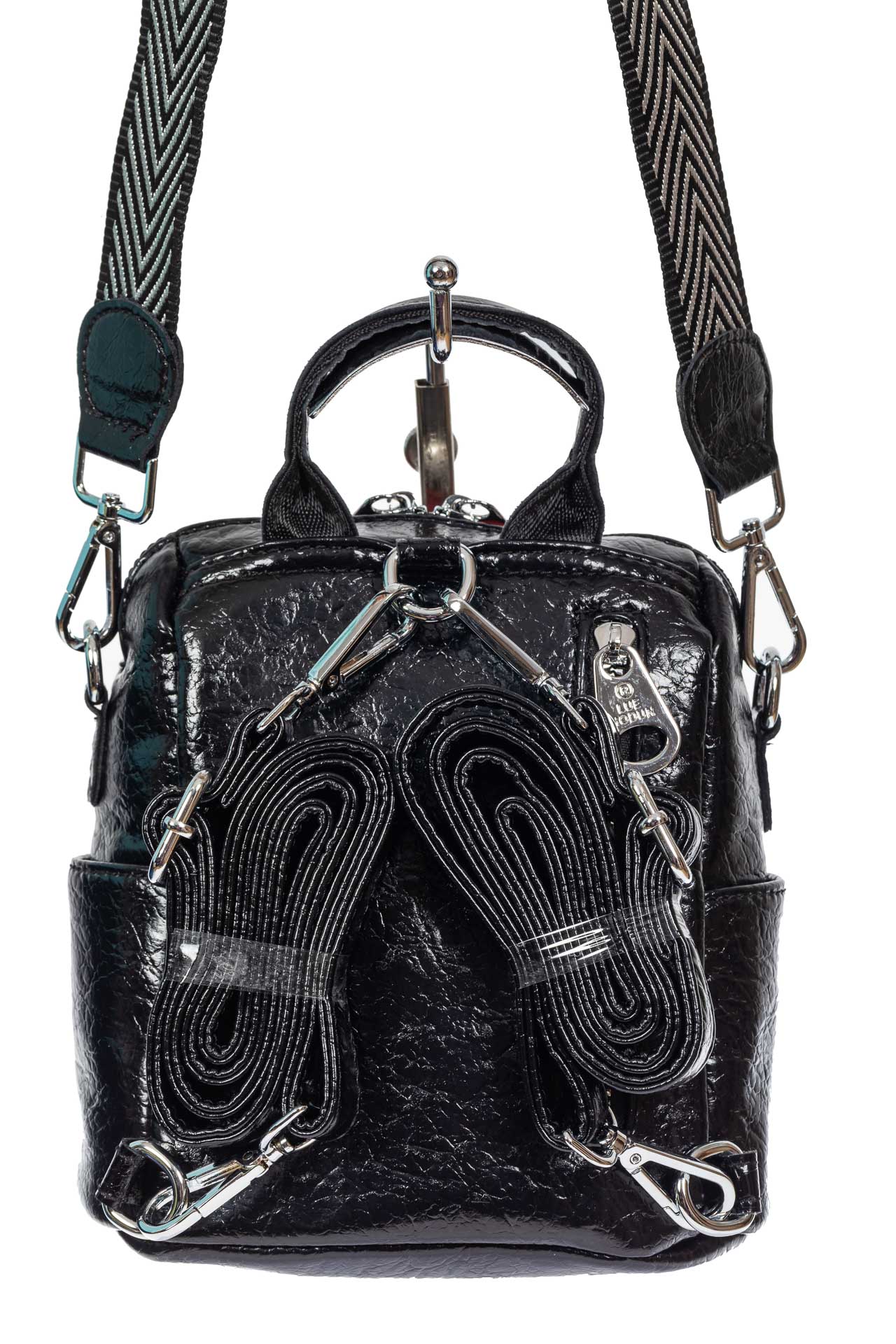 На фото 3 - Женская сумка-рюкзак из экокожи, цвет чёрный с красным и молочным