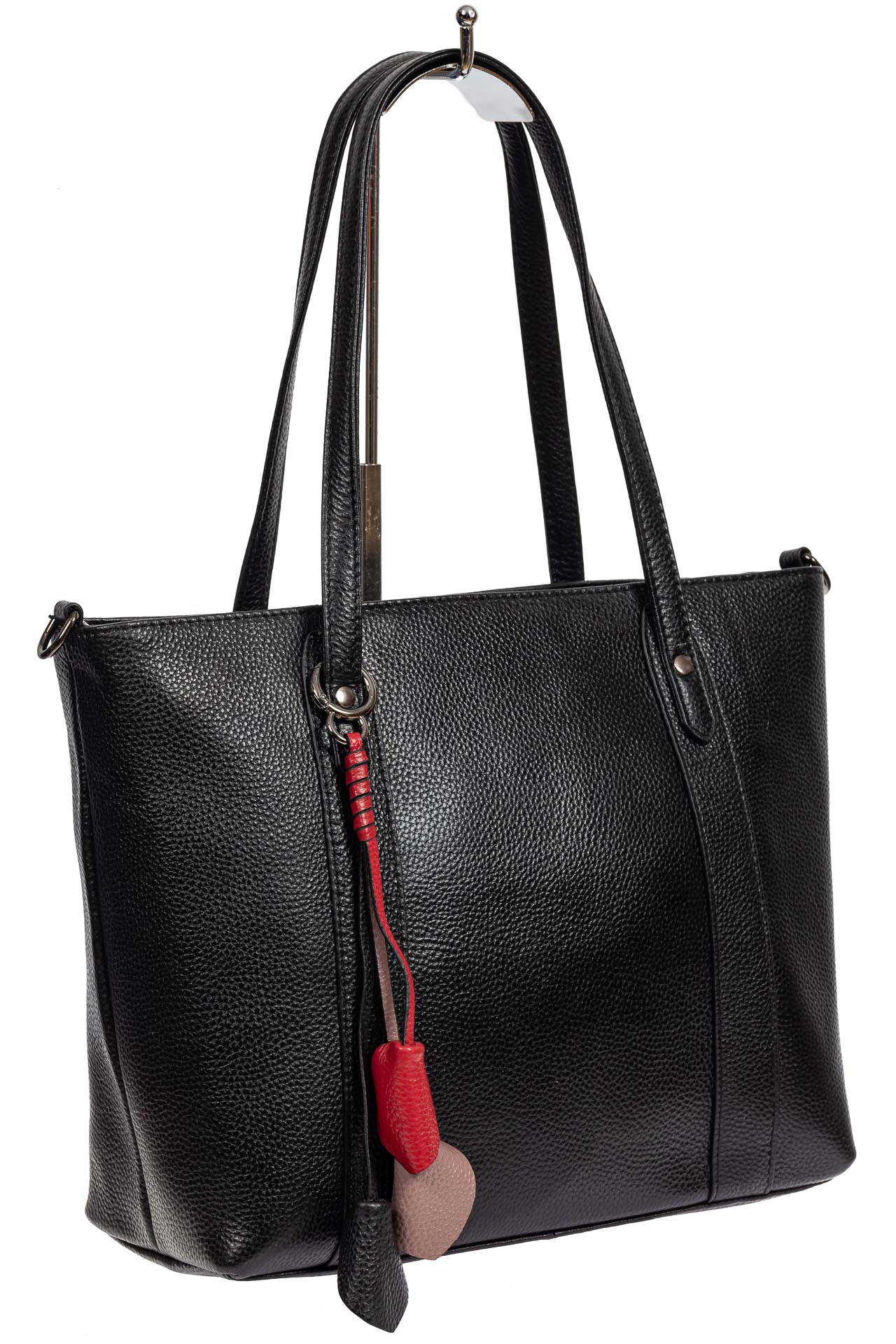 На фото 1 - Кожаная женская сумка тоут с разноцветными подвесками, чёрная