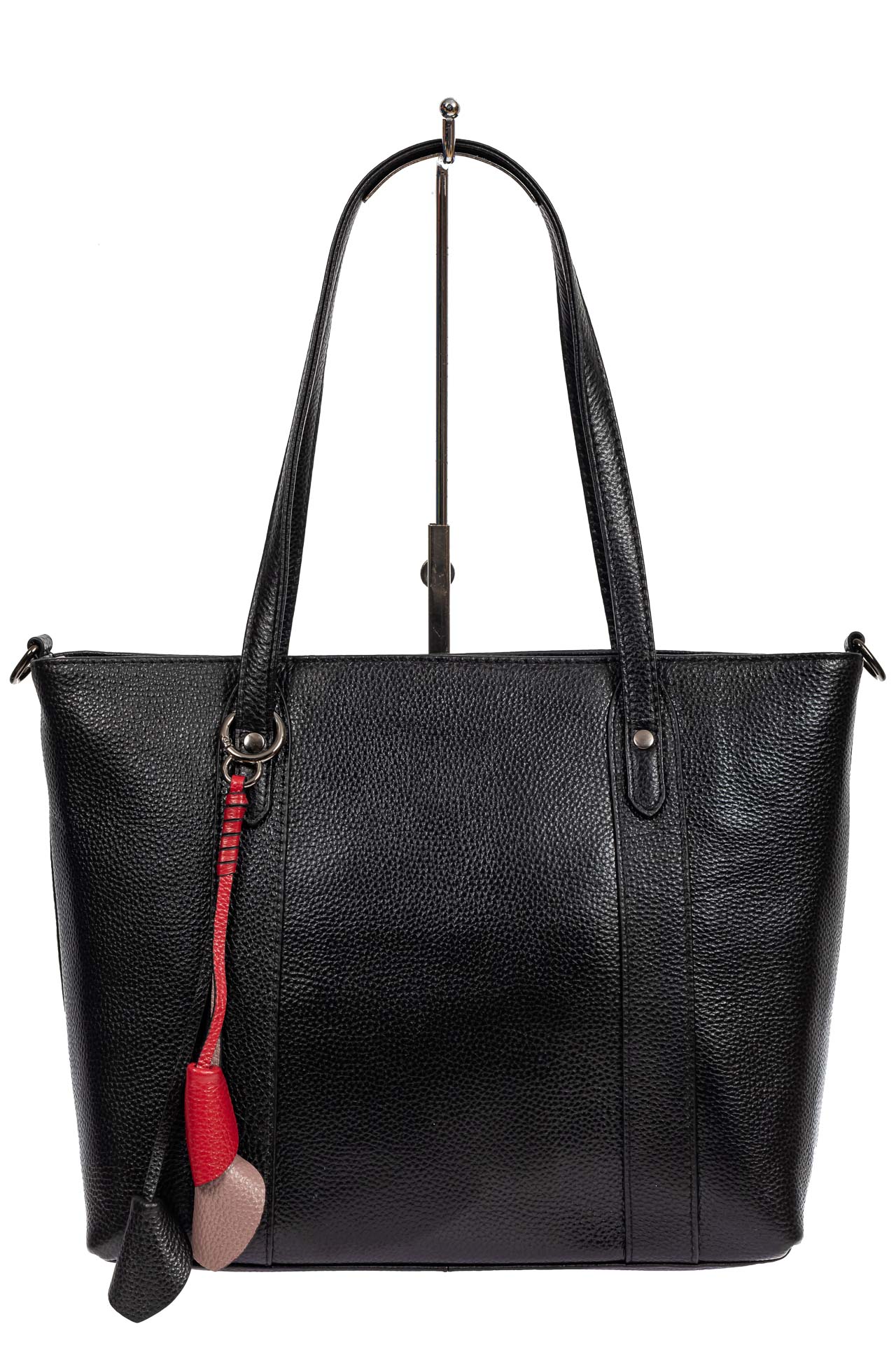 На фото 2 - Кожаная женская сумка тоут с разноцветными подвесками, чёрная