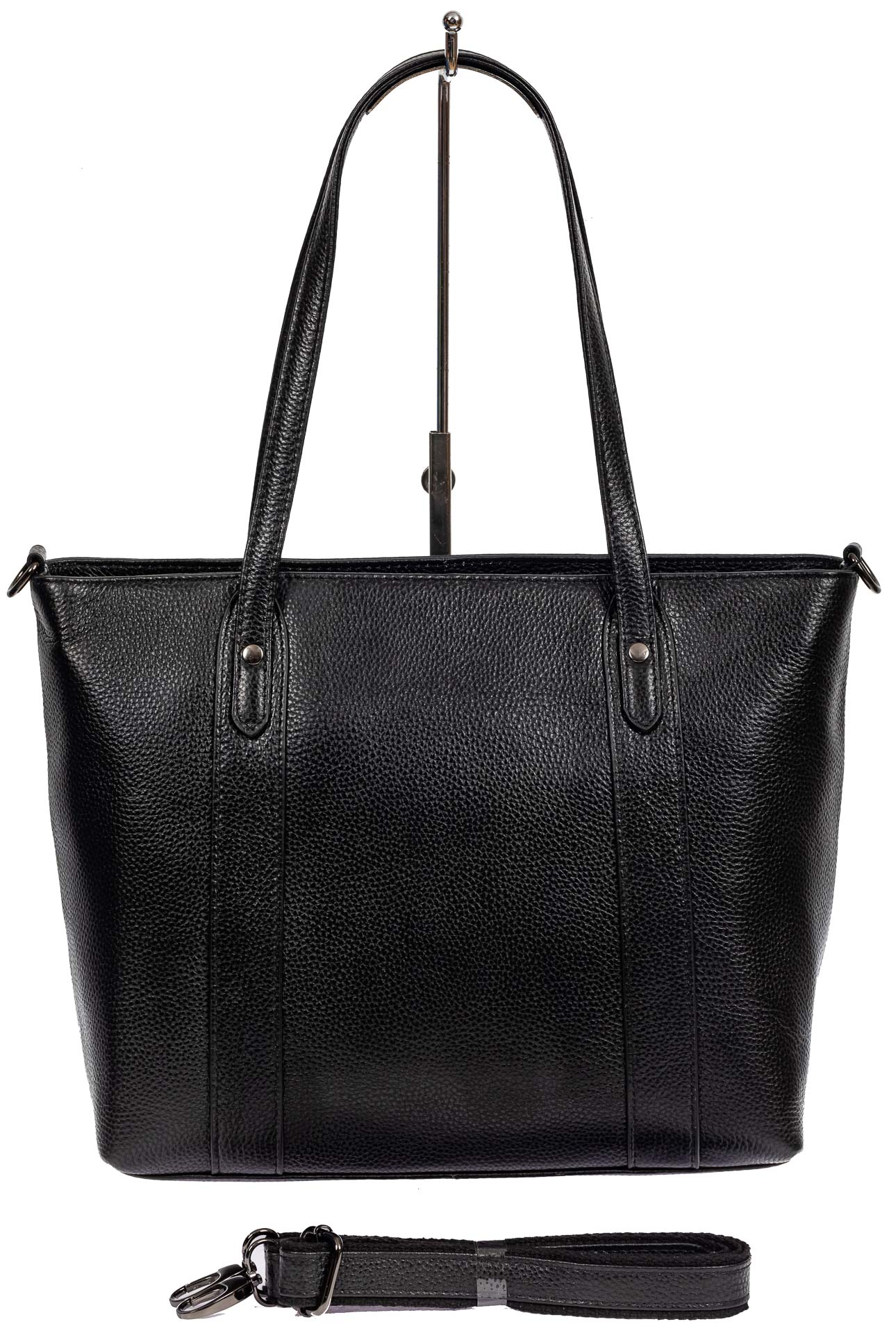 На фото 3 - Кожаная женская сумка тоут с разноцветными подвесками, чёрная