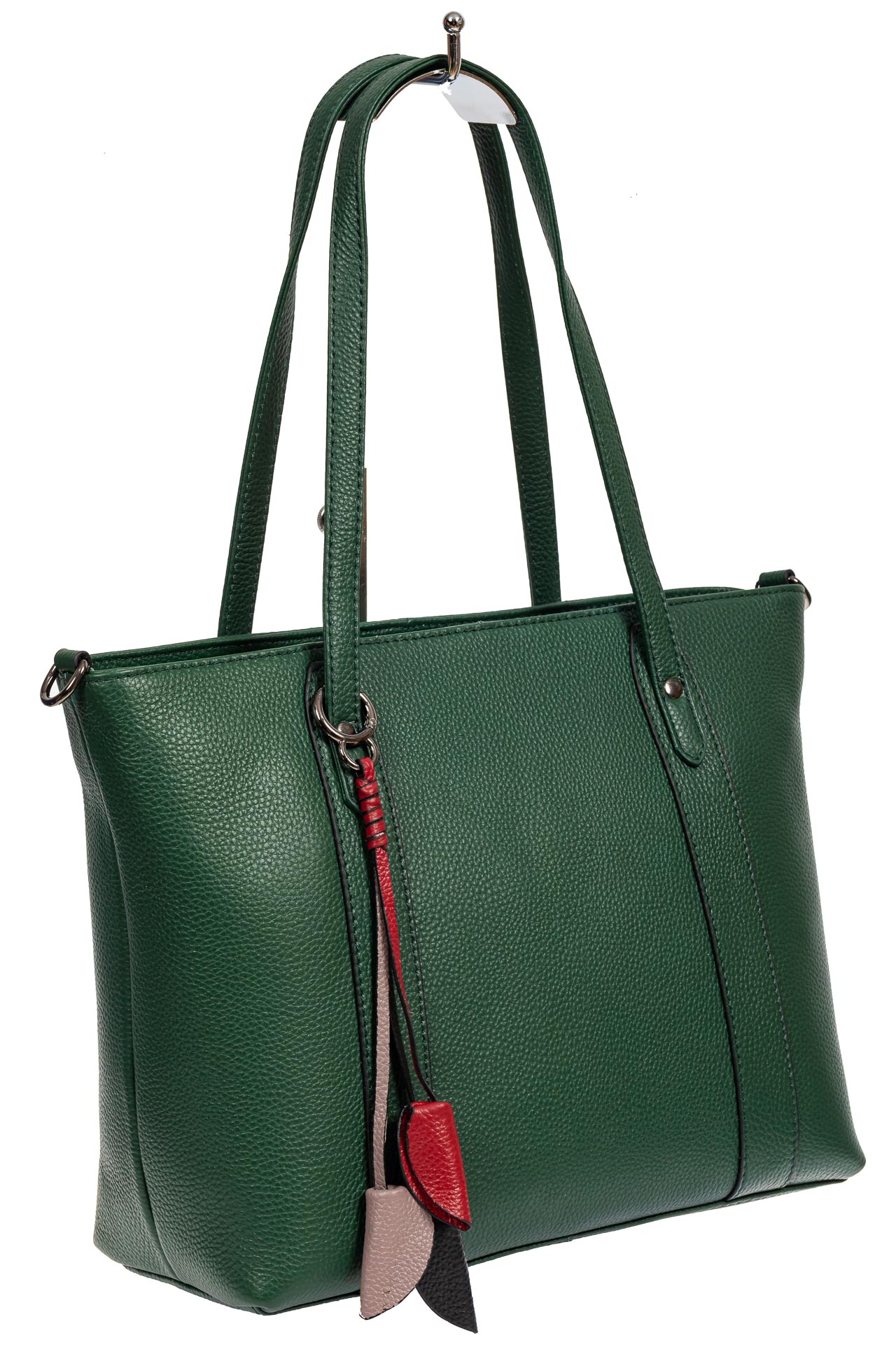 На фото 1 - Кожаная женская сумка тоут с разноцветными подвесками, зелёная
