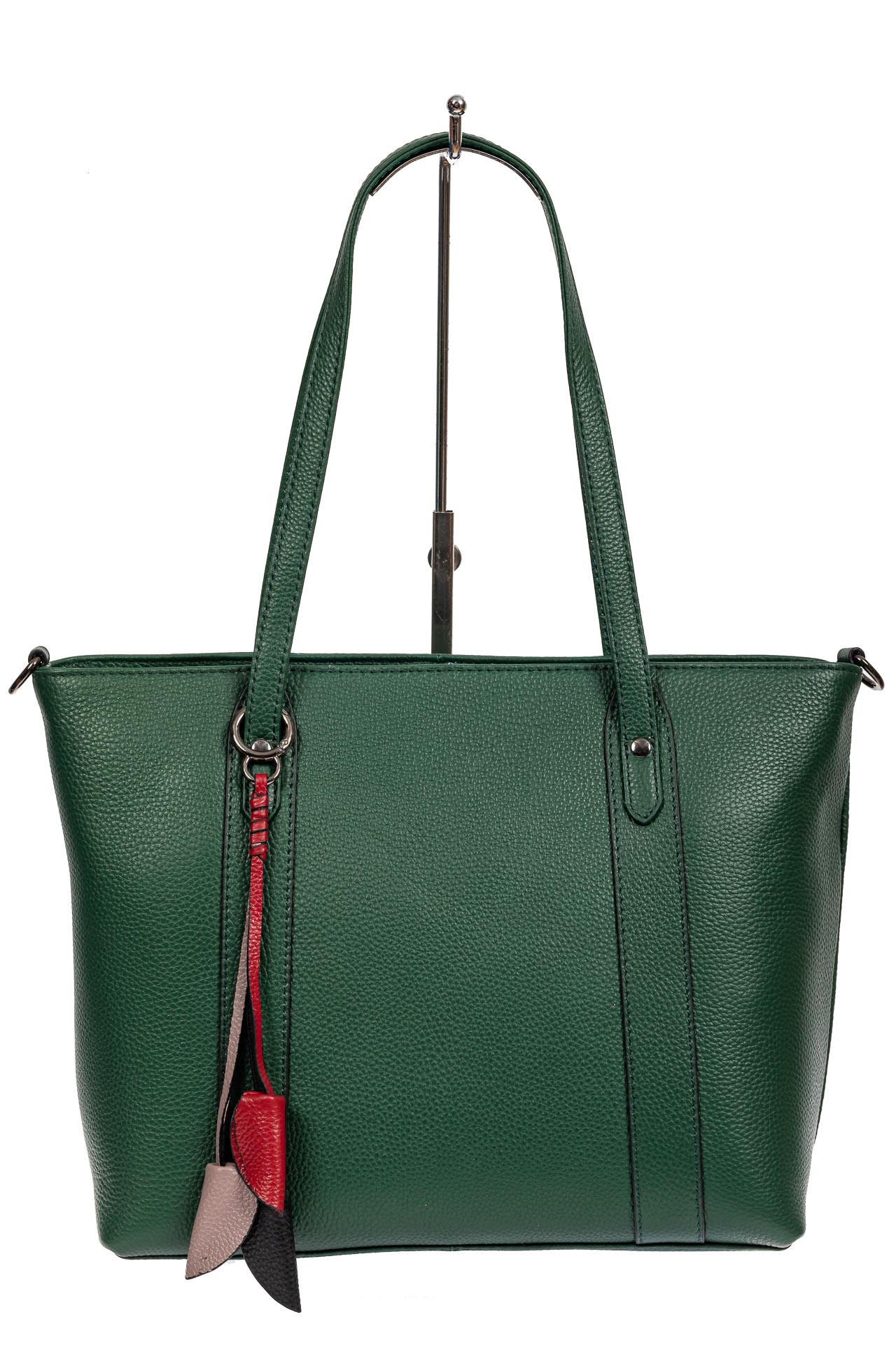 На фото 2 - Кожаная женская сумка тоут с разноцветными подвесками, зелёная
