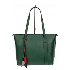 На фото 2 - Кожаная женская сумка тоут с разноцветными подвесками, зелёная