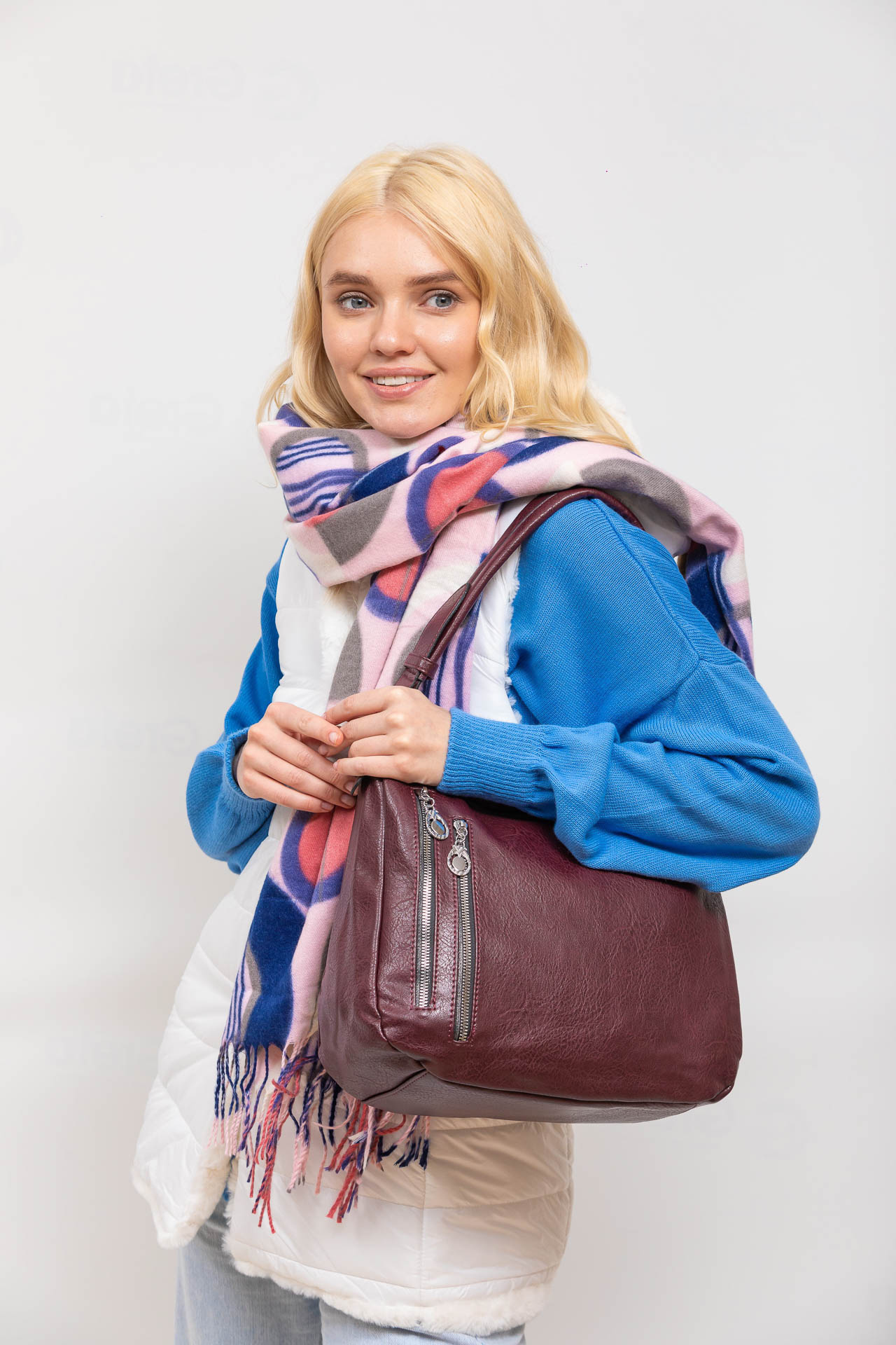 На фото 1 - Женская сумка хобо из искусственной кожи, цвет бордо