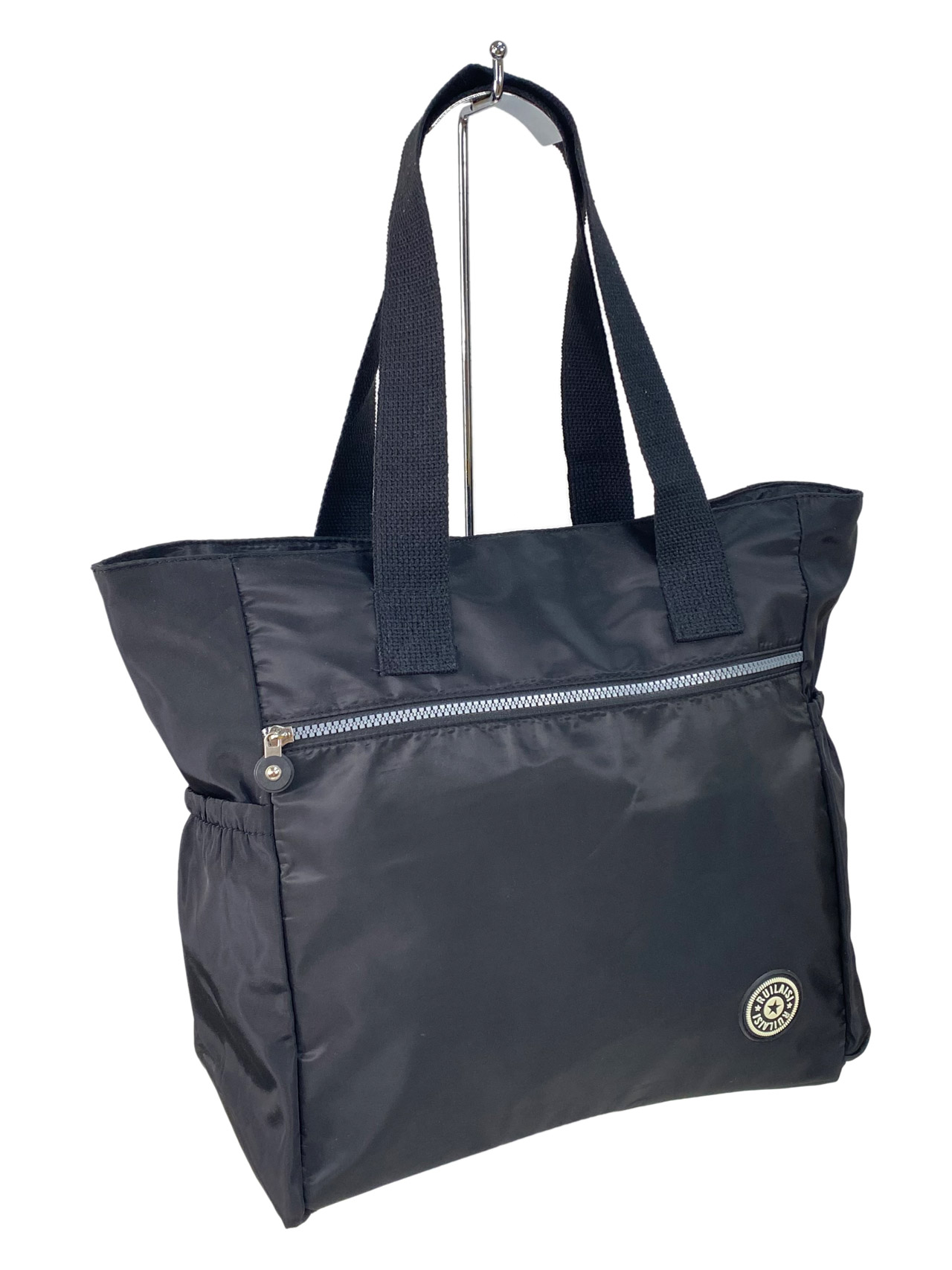 На фото 1 - Женская сумка из водонепромокаемой ткани, цвет черный