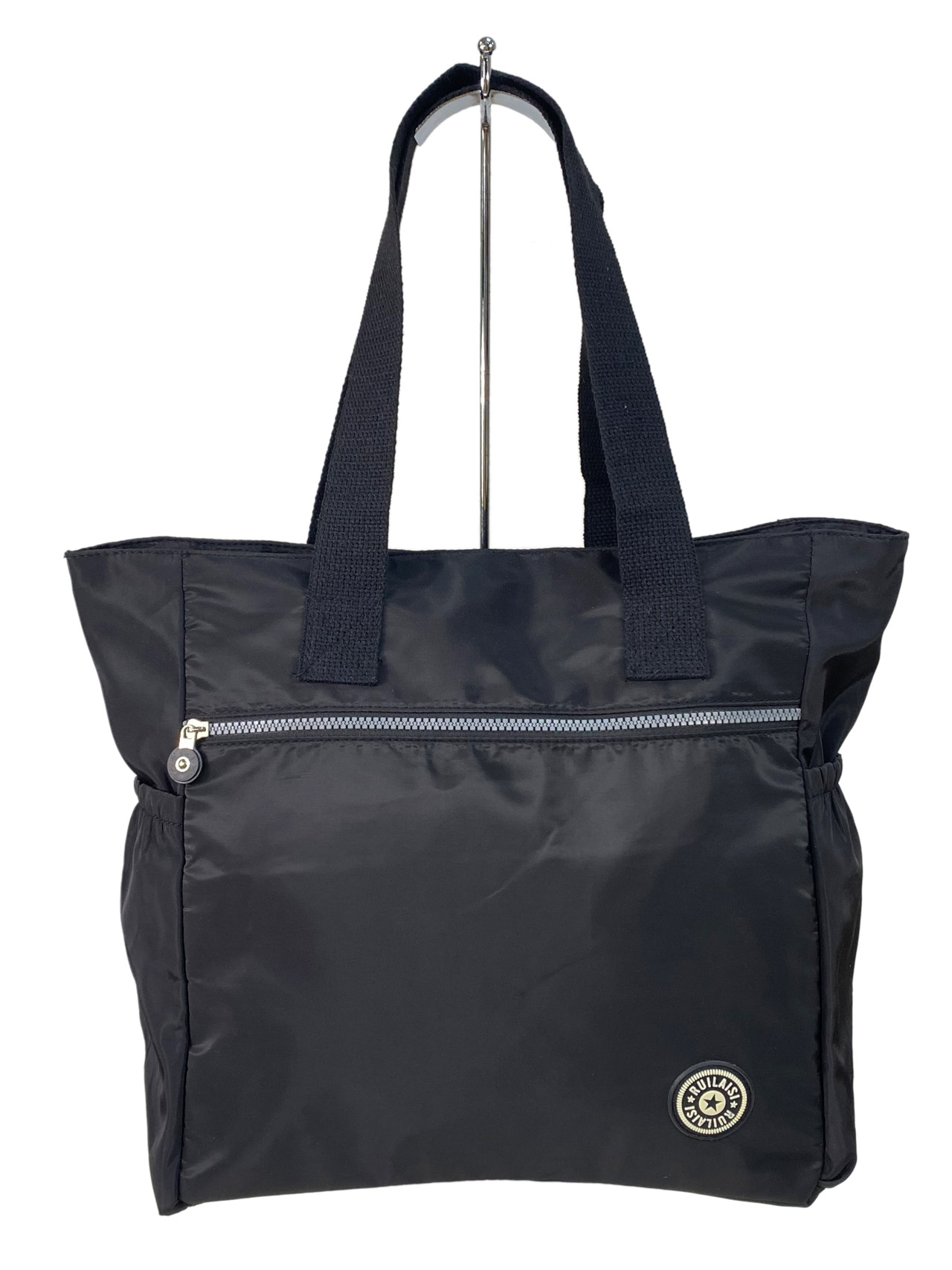 На фото 2 - Женская сумка из водонепромокаемой ткани, цвет черный