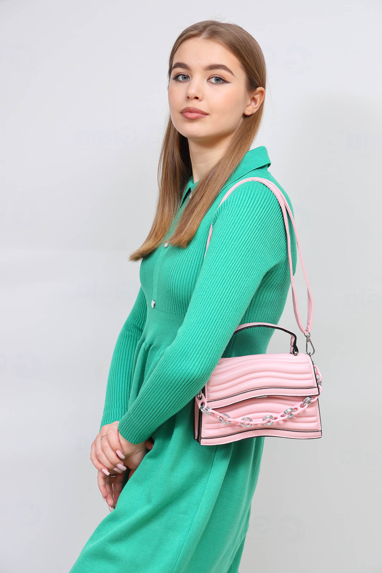 На фото 1 - Женская сумка кросс-боди из искусственной кожи, цвет розовый
