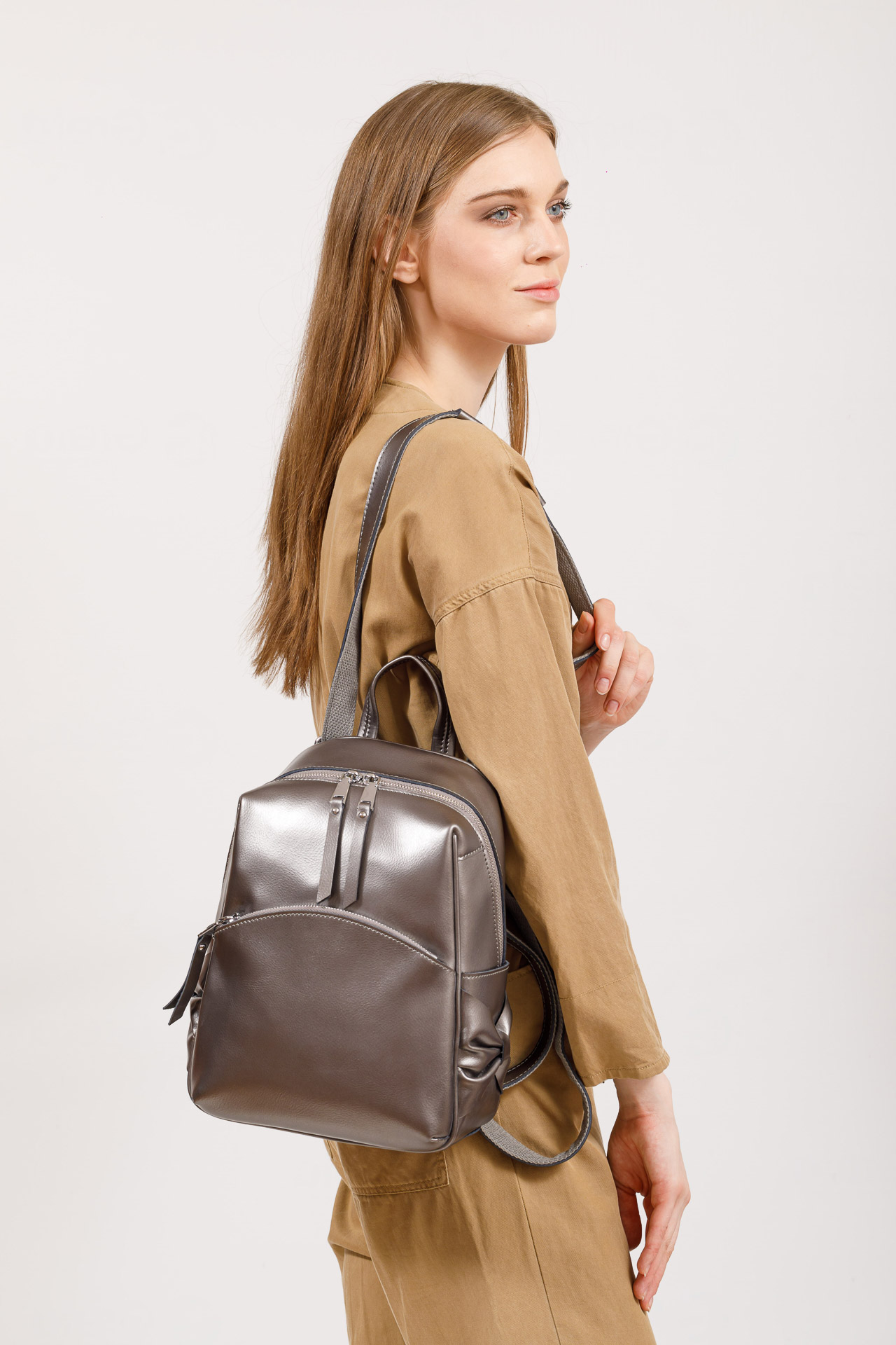 На фото 5 - Женский рюкзак трансформер из натуральной кожи, цвет черный