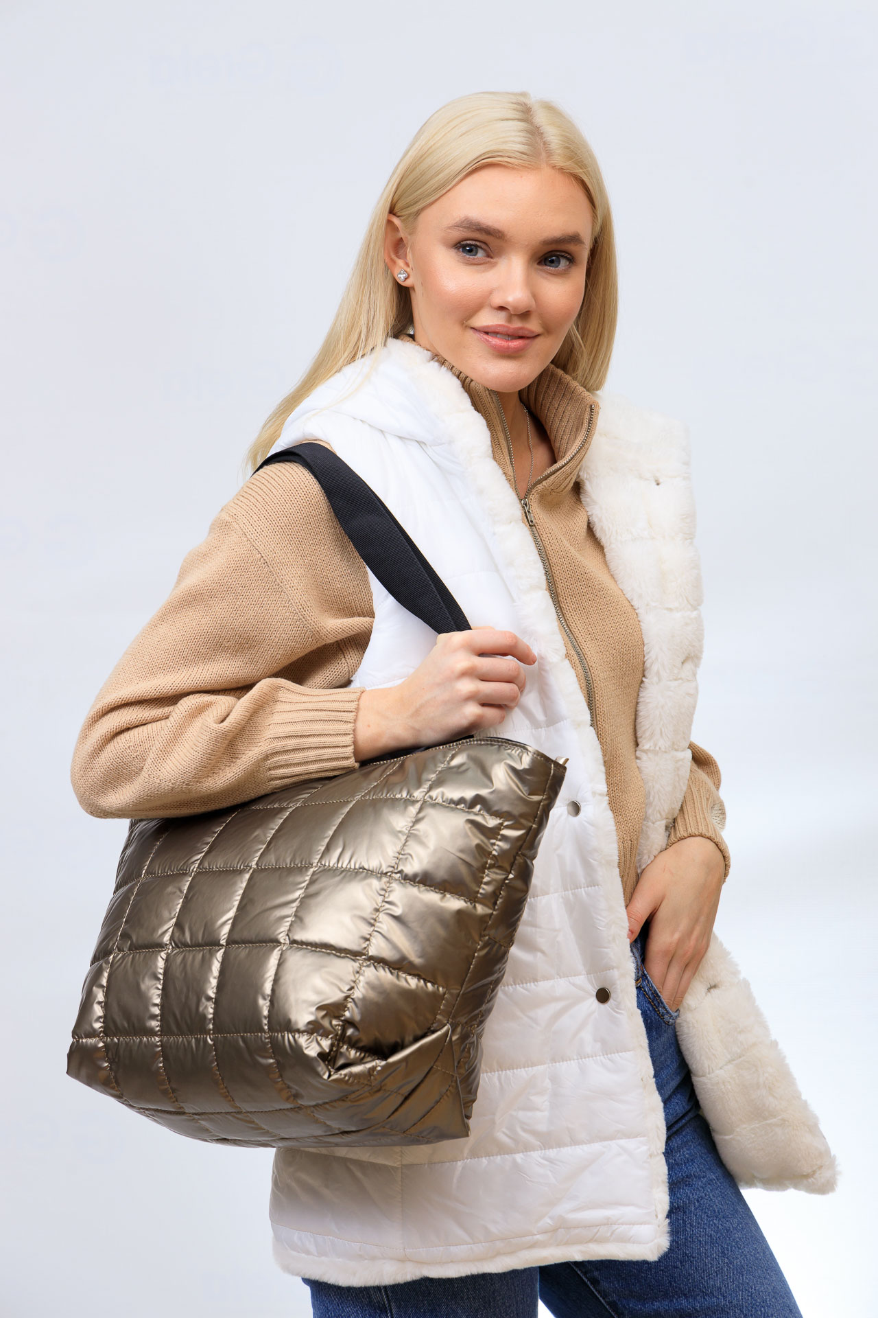 На фото 1 - Женская сумка-шоппер из водооталкивающей ткани, цвет золото