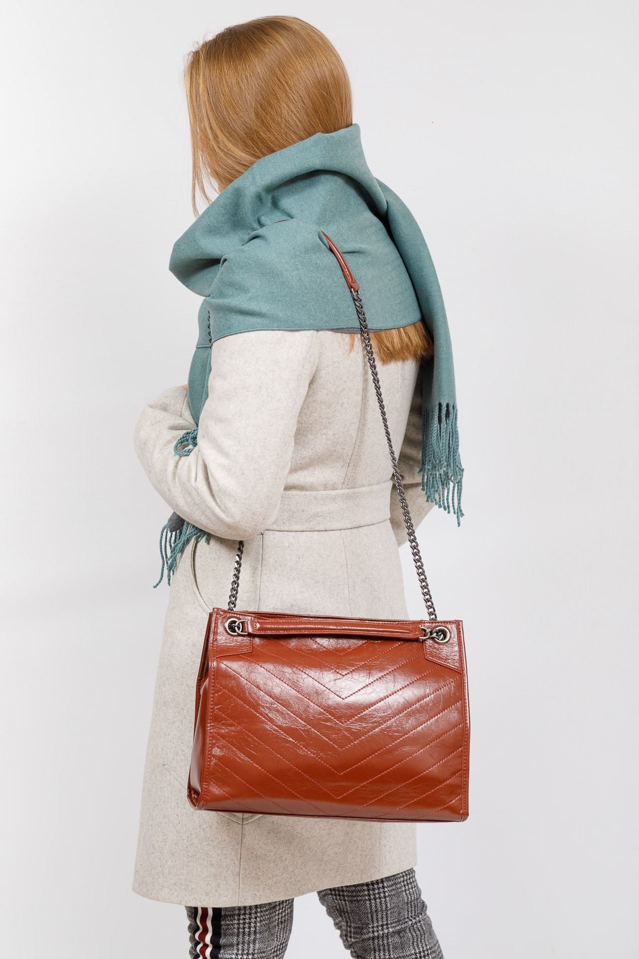 На фото 5 - Стеганая сумка женская из натуральной кожи, цвет красно-коричневый