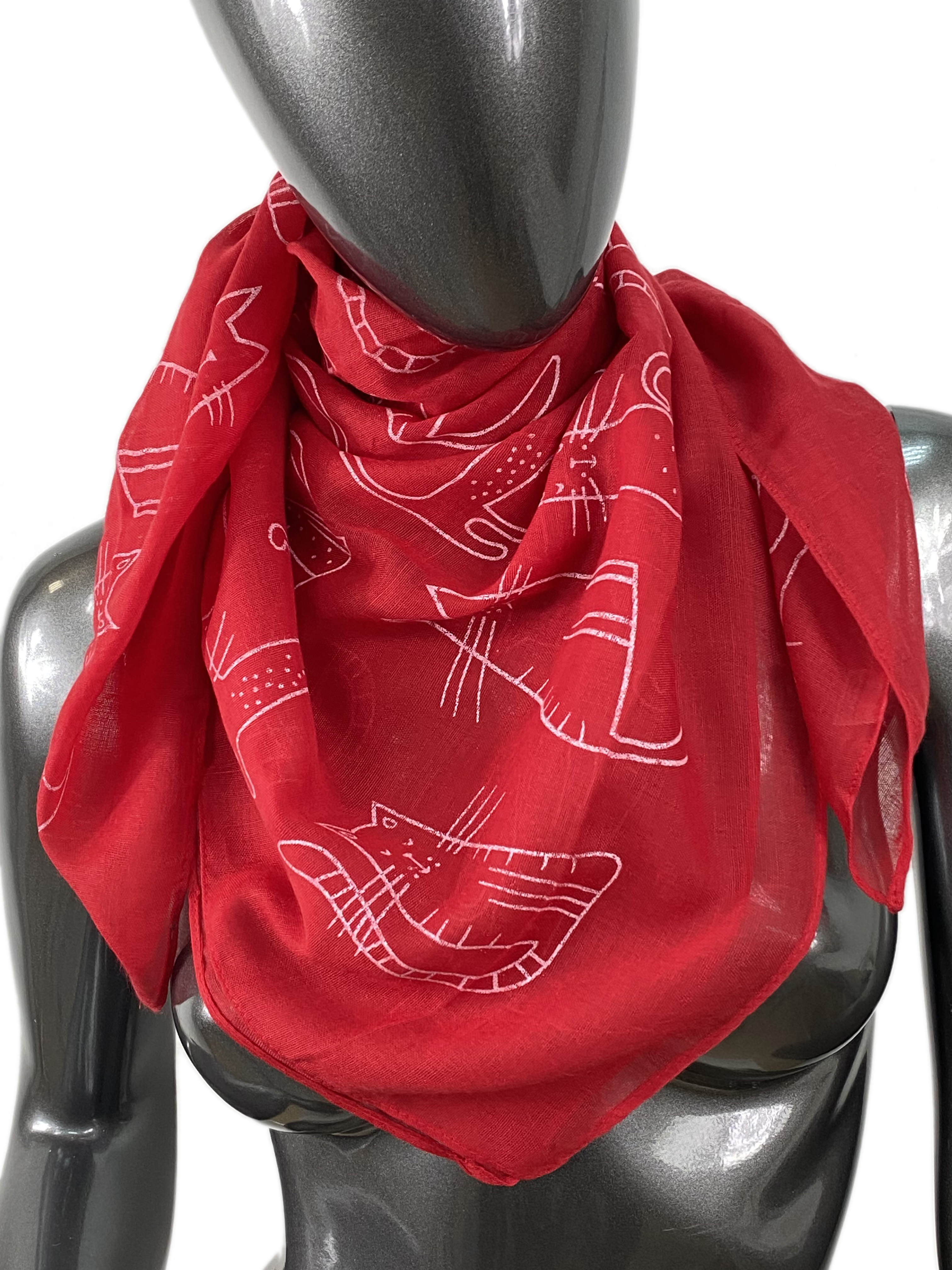 На фото 1 - Легкий платок с принтом, цвет красный