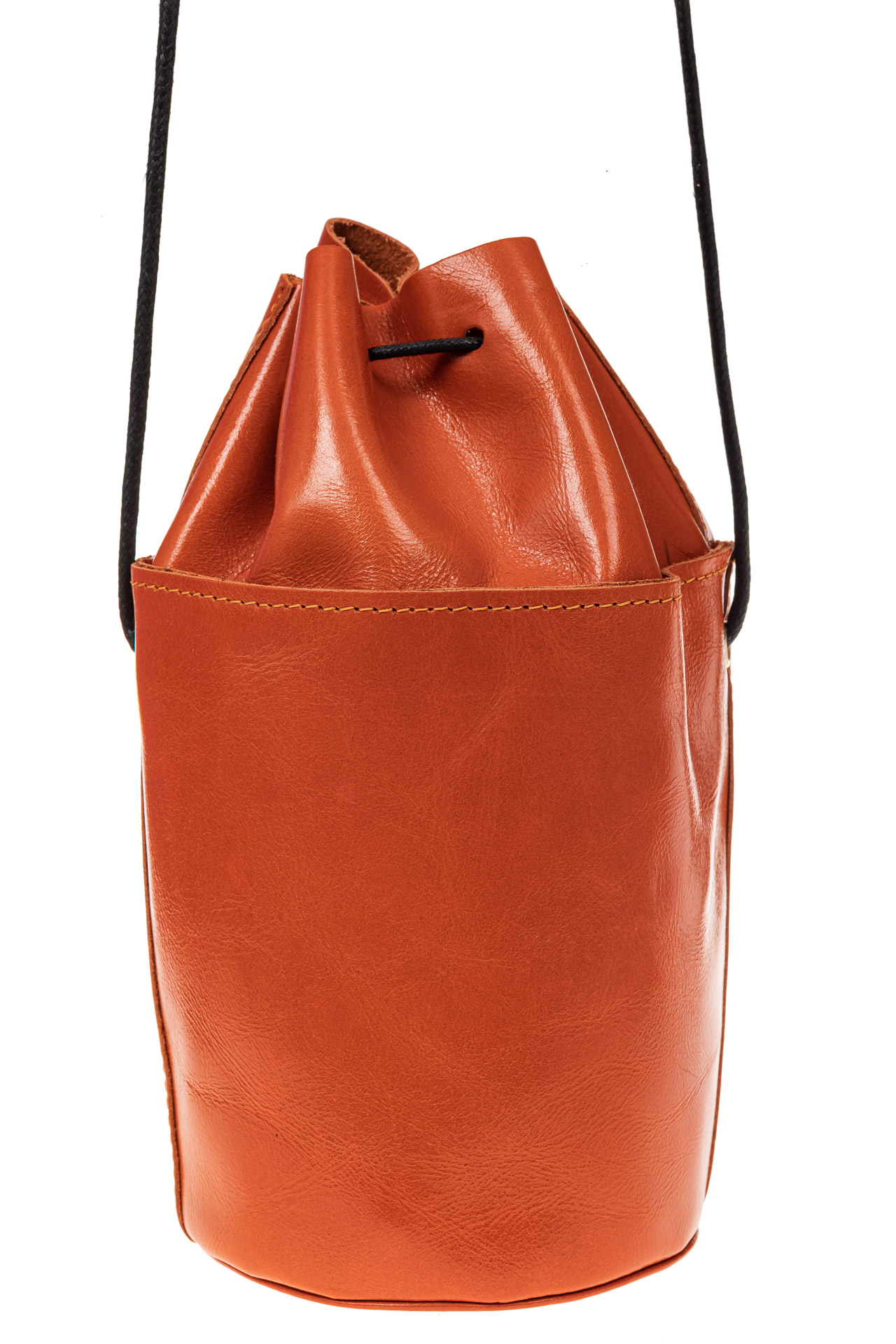 На фото 2 - Эффектная мини-торба из натуральной кожи, цвет оранжевый